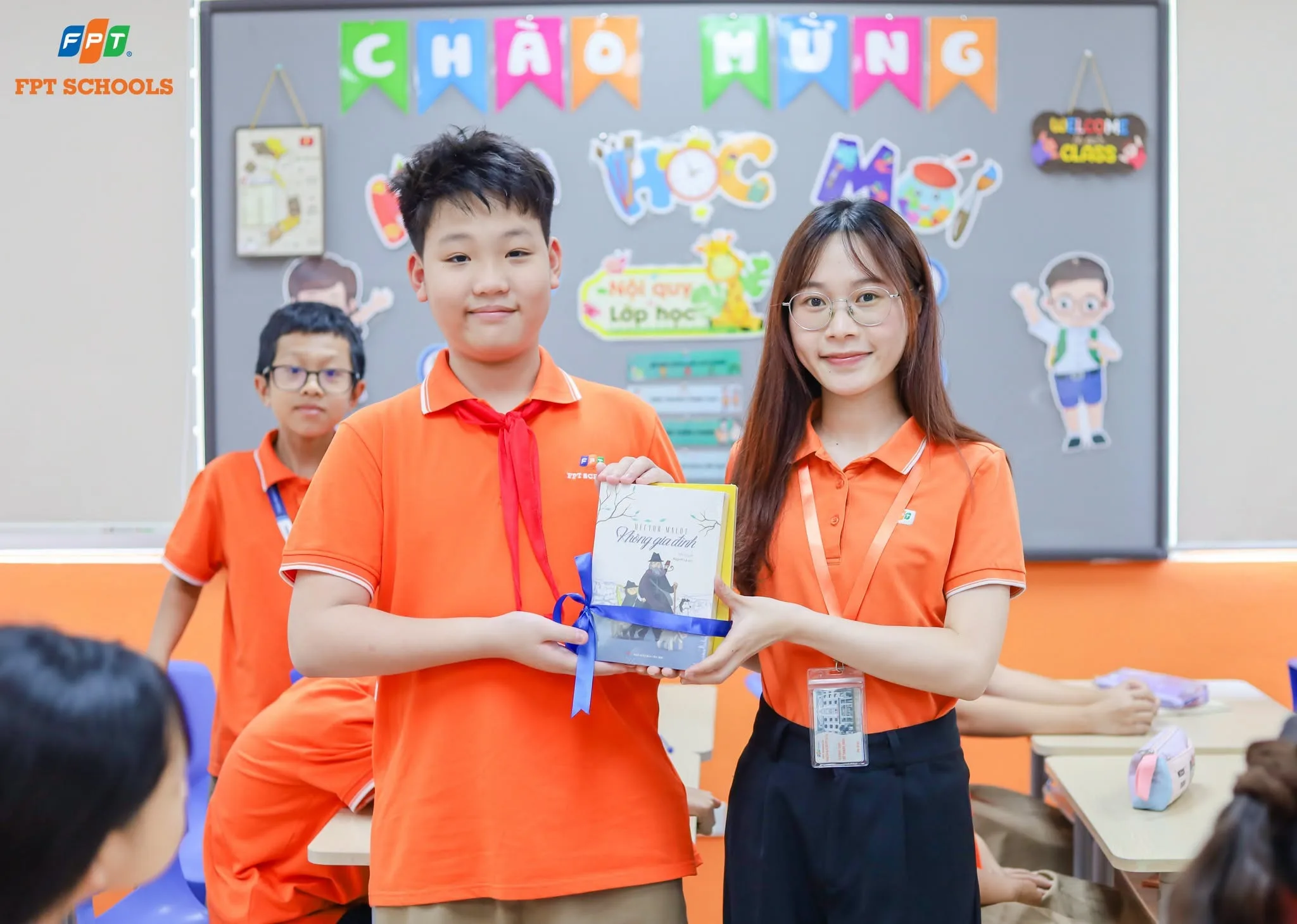Tặng sách đầu năm học, nuôi dưỡng ước mơ cho các FPTers khối 1 và khối 6  | FPT Schools