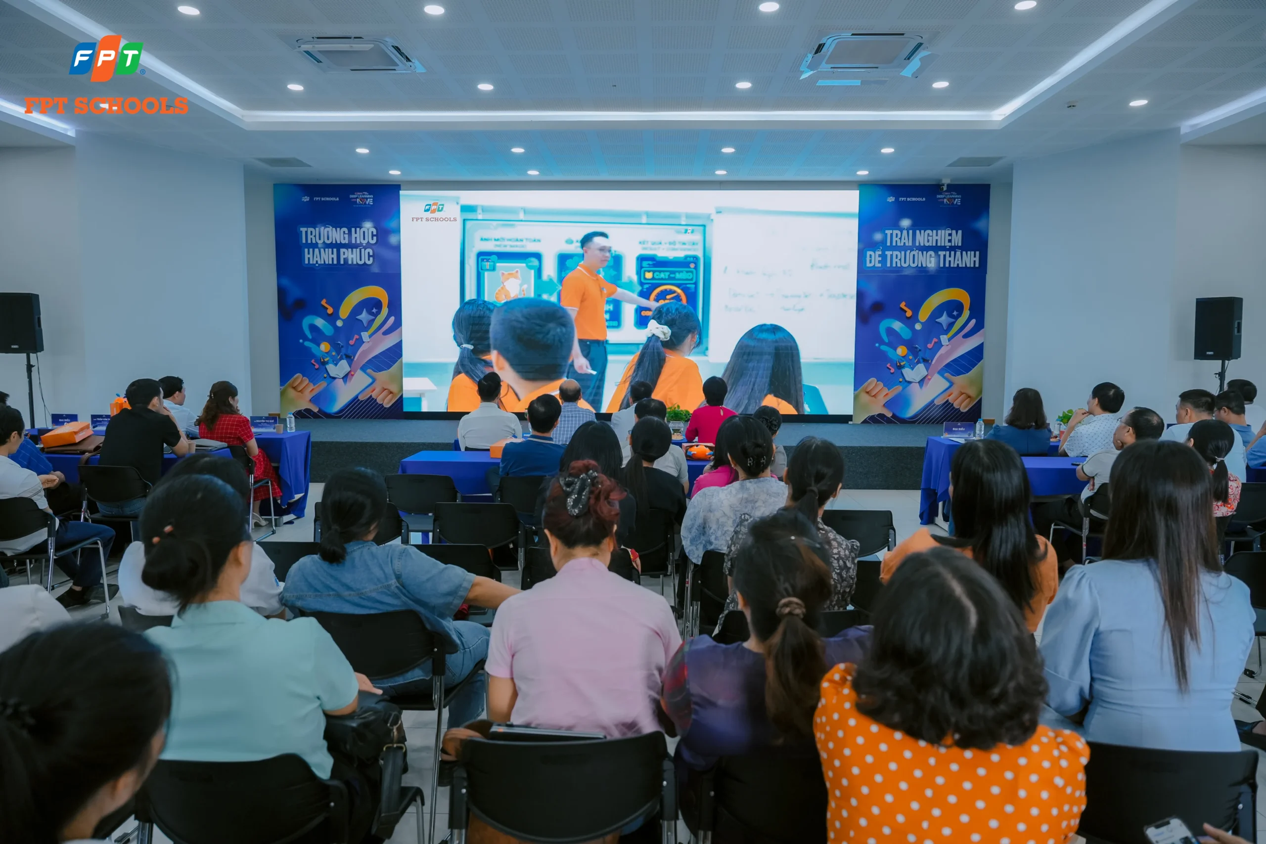 Thầy cô theo dõi tiết học Giáo dục AI (Trí tuệ nhân tạo) của FPT School Thanh Hoá