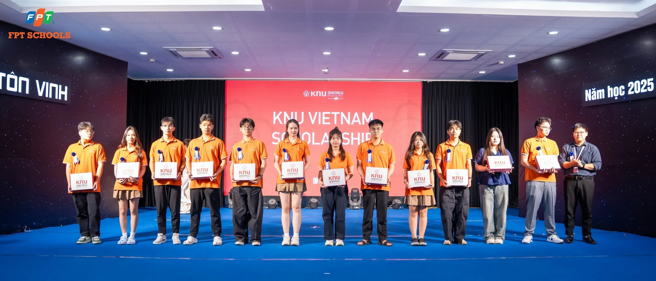 Cách khen và phạt con đúng cách để trẻ tự tin trưởng thành - FPT Education Cách khen và phạt con đúng cách để trẻ tự tin trưởng thành | FPT Schools