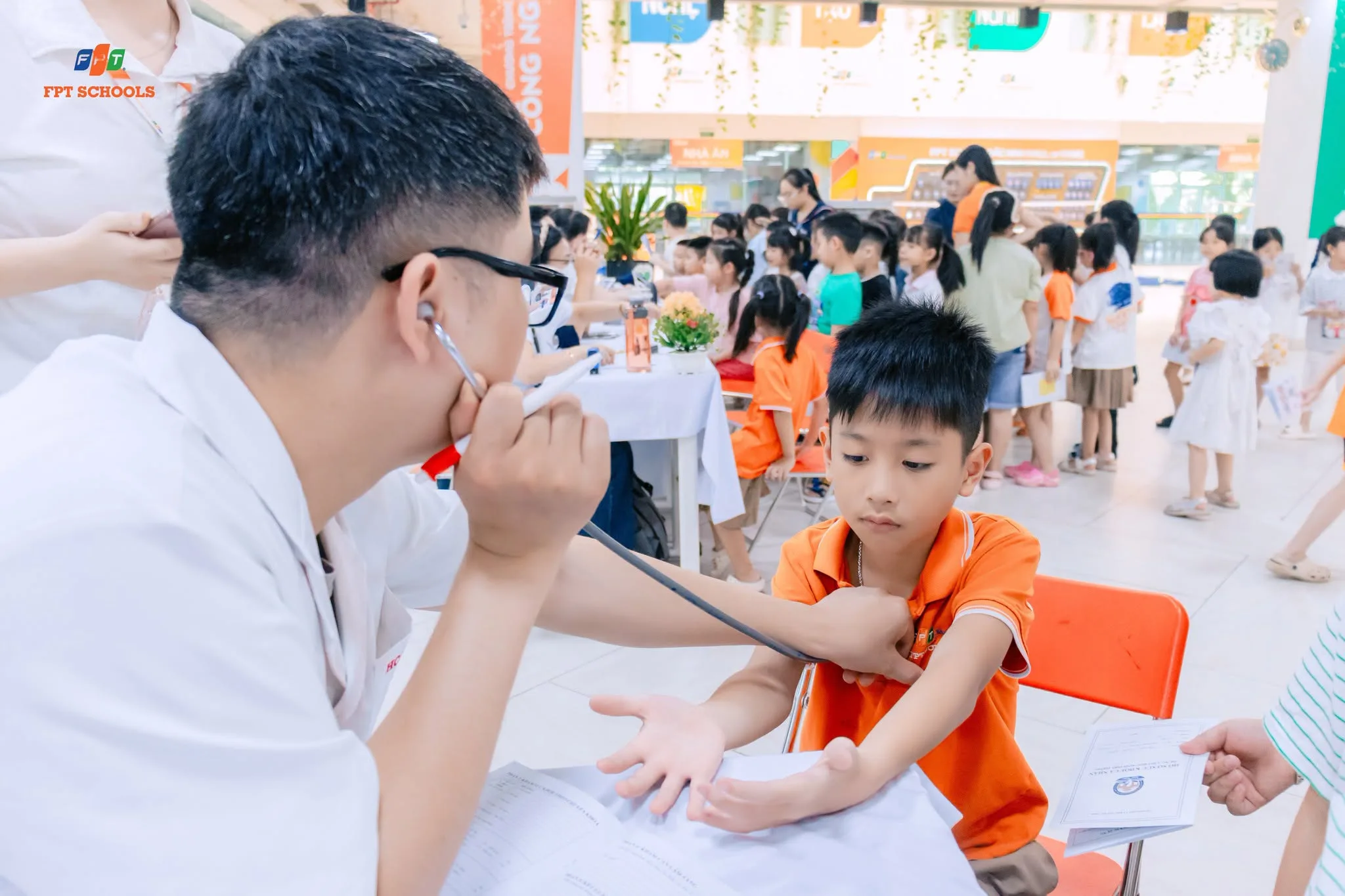 Những dấu hiệu phân biệt trẻ hiếu động và tăng động ba mẹ nhất định không được bỏ qua | FPT Schools