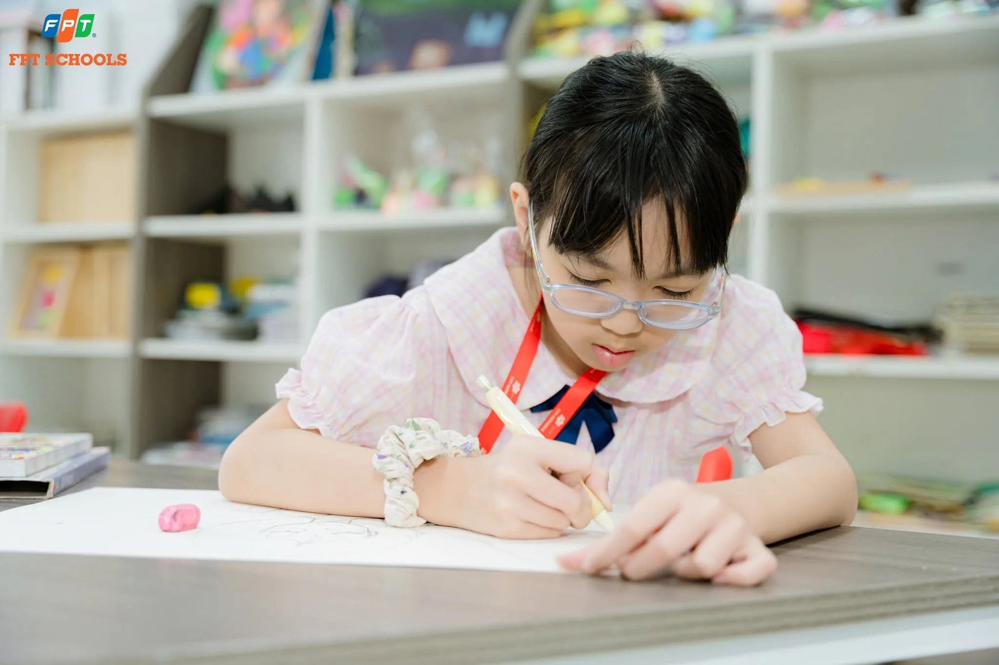 Trẻ hiếu động là gì? Nhận biết và chăm sóc trẻ hiếu động đúng cách - FPT Education he-thong-truong-pho-thong-fpt- s458