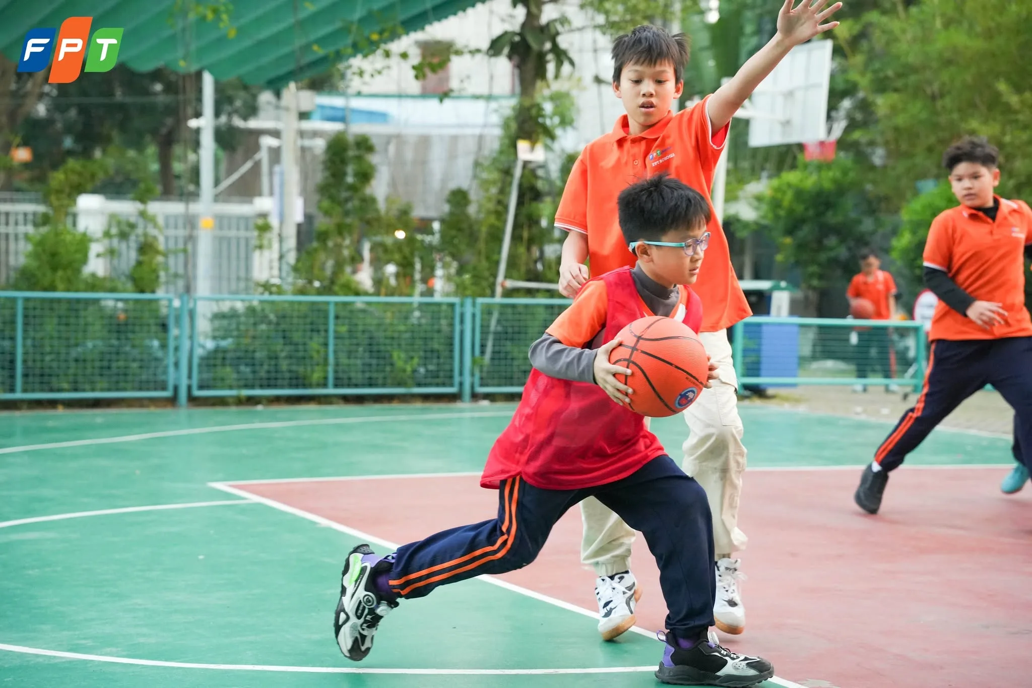 Trẻ hiếu động là gì? Nhận biết và chăm sóc trẻ hiếu động đúng cách - FPT Education he thong truong pho thong fpt school ss49