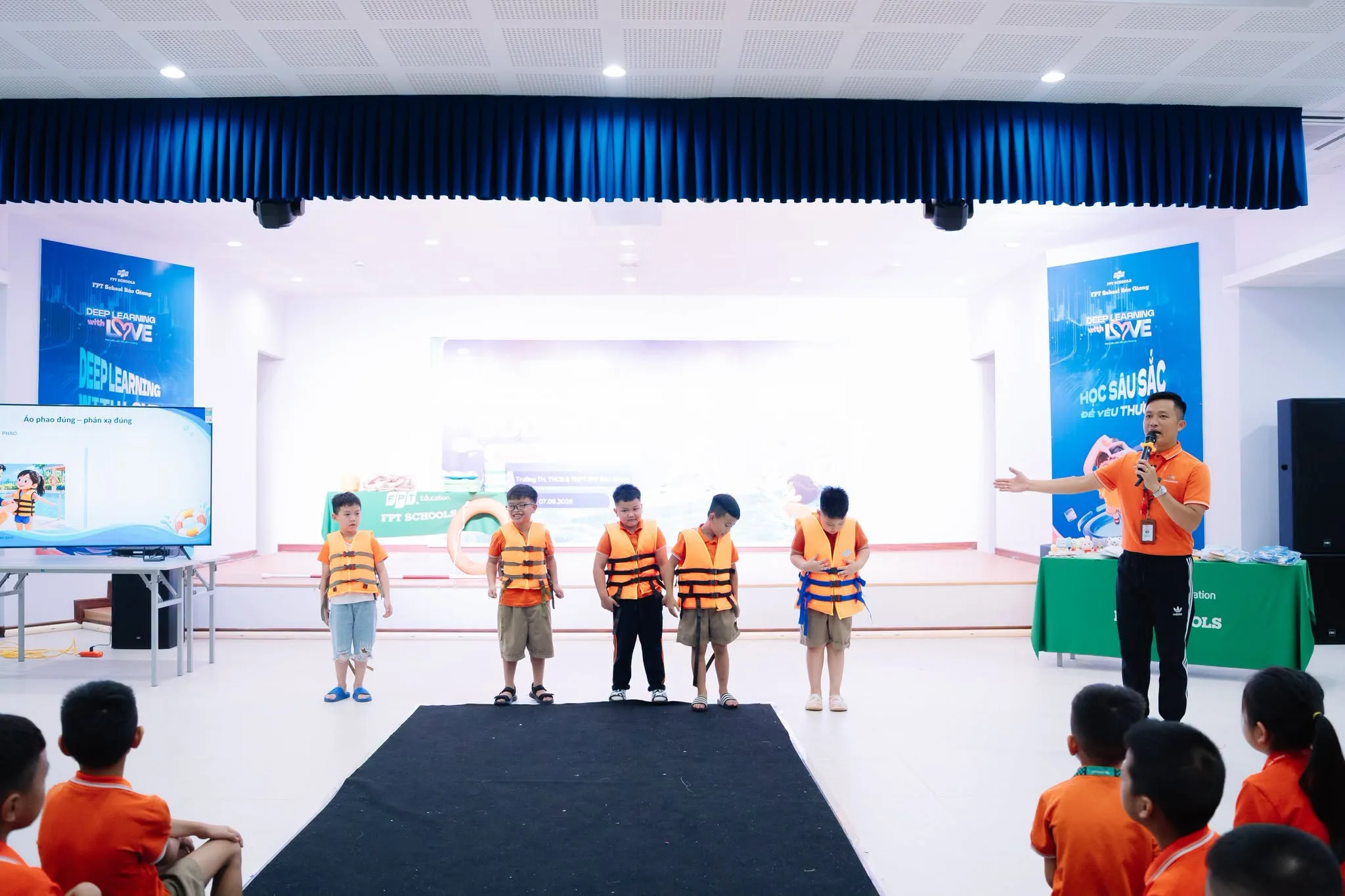 Workshop phòng, chống đuối nước FPT School Bắc Giang – Trang bị kỹ năng an toàn cho học sinh Tiểu học - FPT Education Học sinh FPT School Bắc Giang thực hành mặc áo phao đúng cách