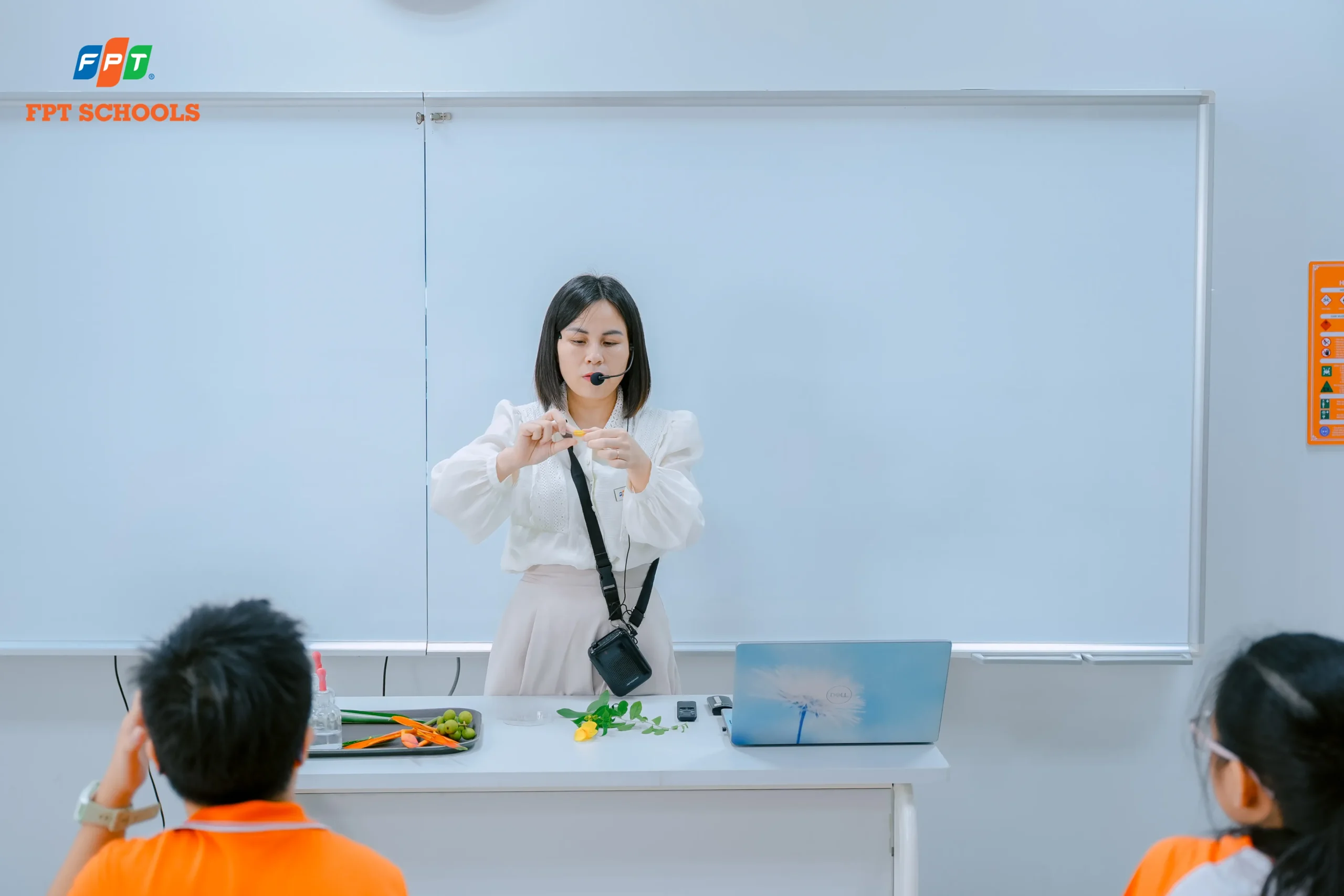Cô Vũ Thị Ánh Nguyệt hướng dẫn học sinh thực hành sinh học