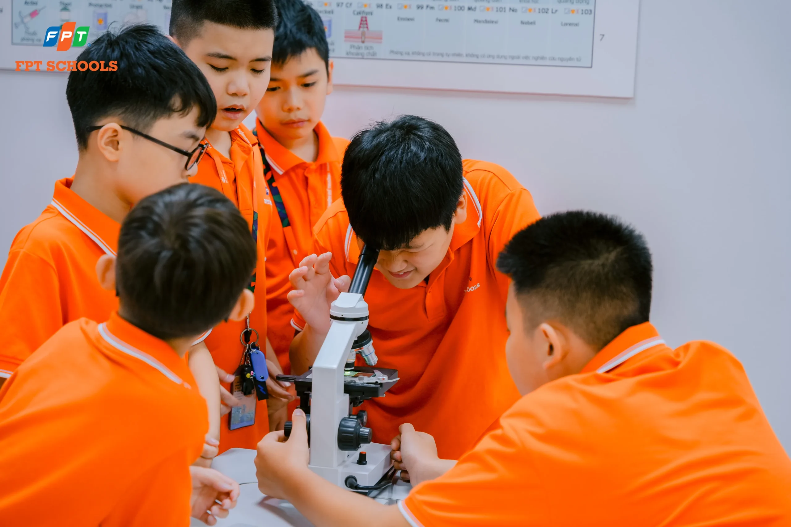 Thực hành Sinh học| Học sinh Fschool Thanh Hoá “nhìn gần hơn” để hiểu hơn thế giới xung quanh - FPT Education Học sinh thực hành sinh học với kính hiển vi
