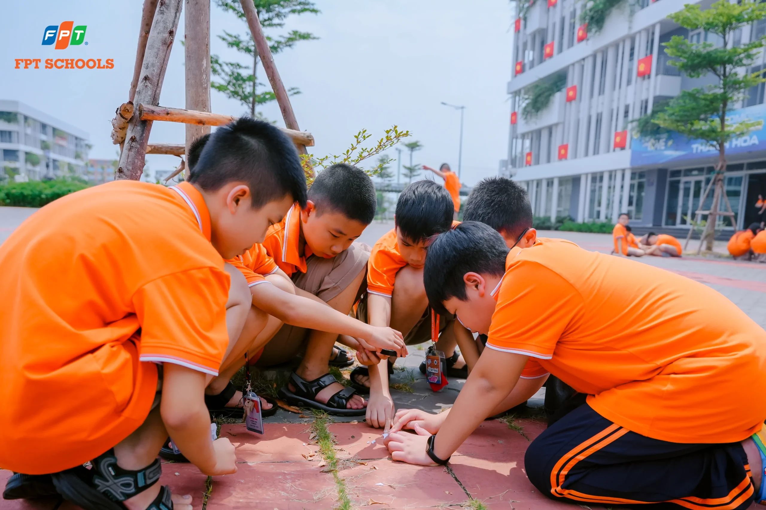 Thực hành Sinh học| Học sinh Fschool Thanh Hoá “nhìn gần hơn” để hiểu hơn thế giới xung quanh - FPT Education Học sinh lớp 6 thực hành quan sát hội tụ ánh sáng qua kính lúp