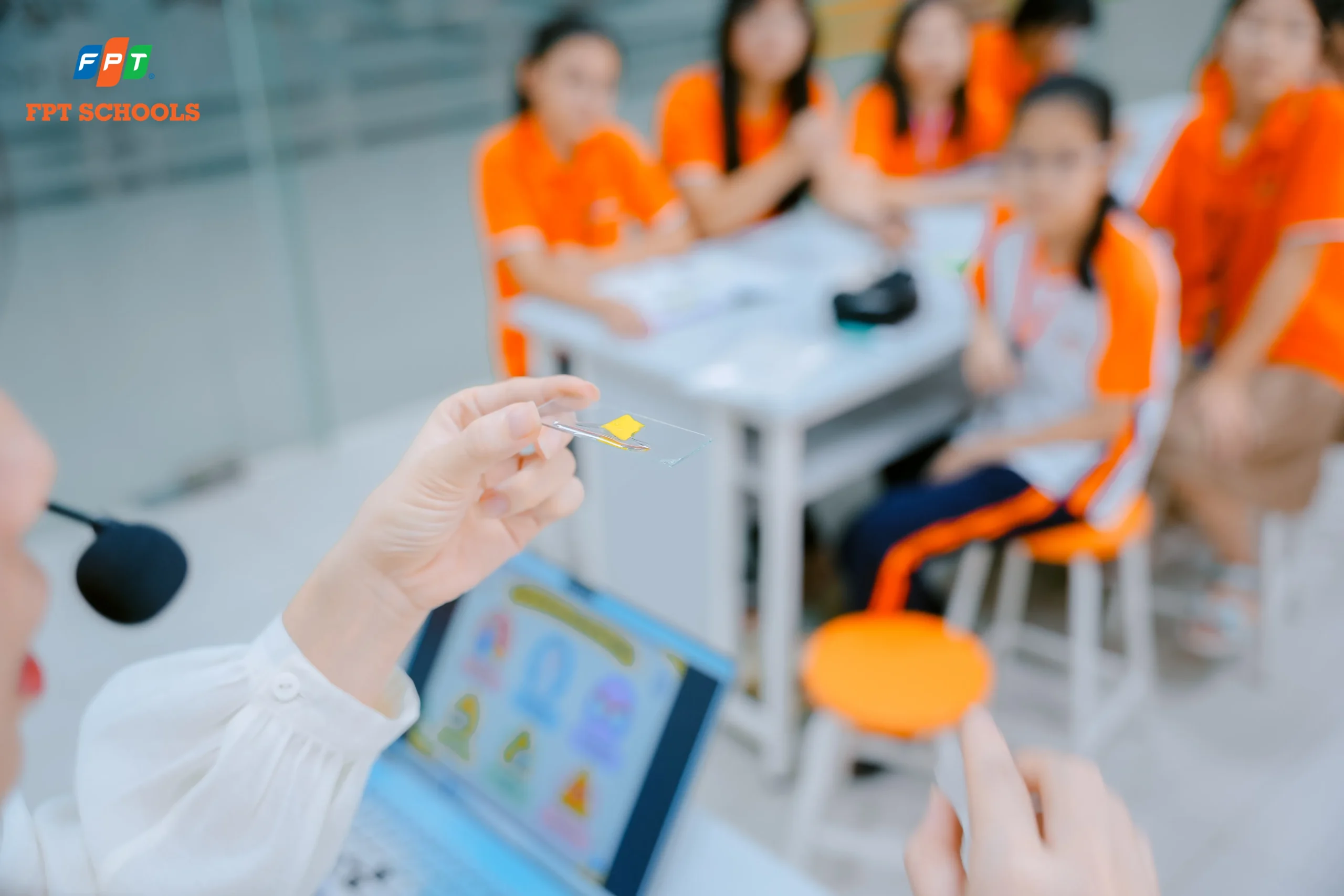Thực hành Sinh học| Học sinh Fschool Thanh Hoá “nhìn gần hơn” để hiểu hơn thế giới xung quanh - FPT Education Thực hành Sinh học| Học sinh Fschool Thanh Hoá “nhìn gần hơn” để hiểu hơn thế giới xung quanh | FPT Schools