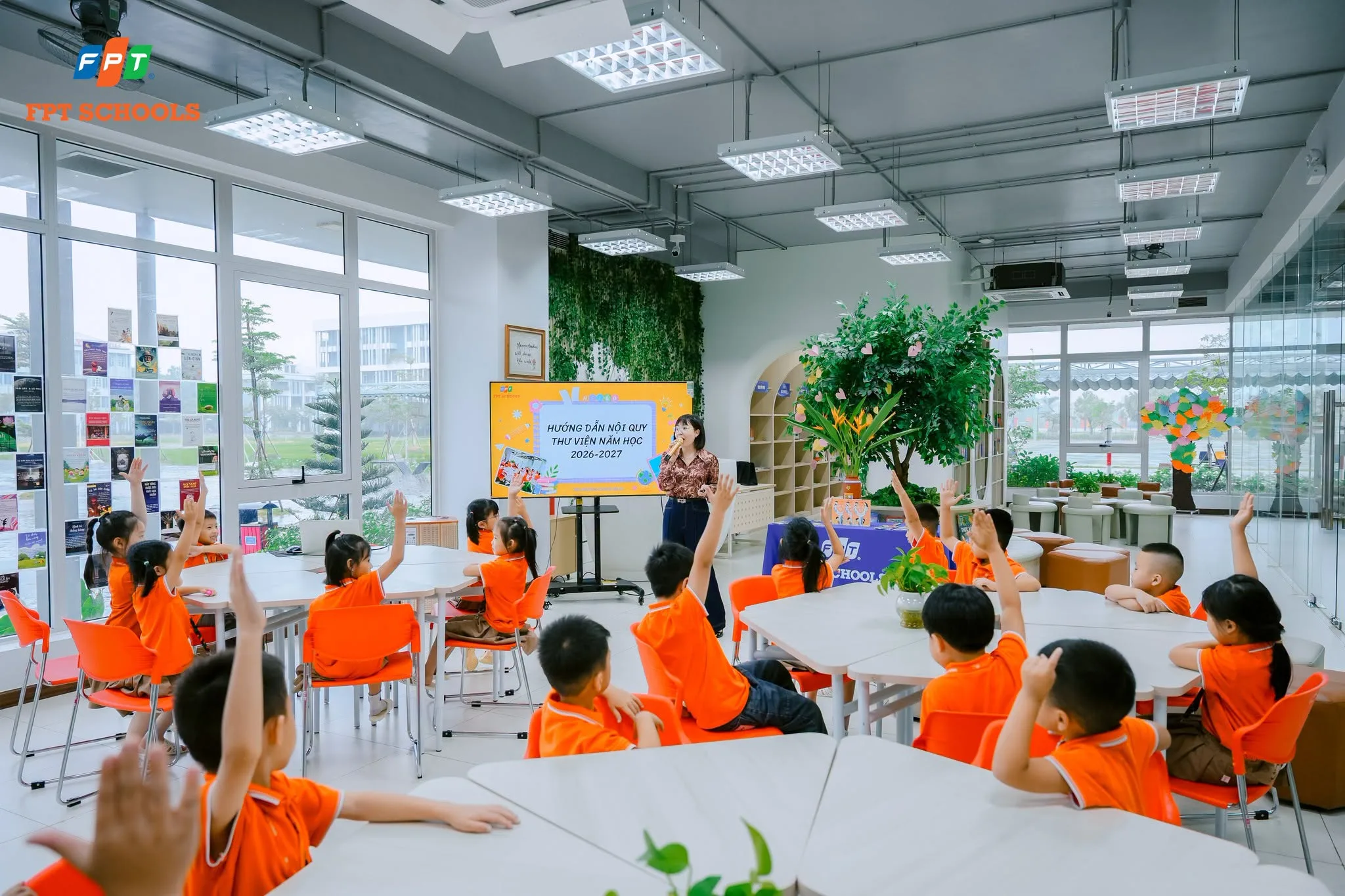 Học sinh lớp 1 FPT School Thanh Hóa vào thư viện bắt đầu làm quen văn hóa đọc