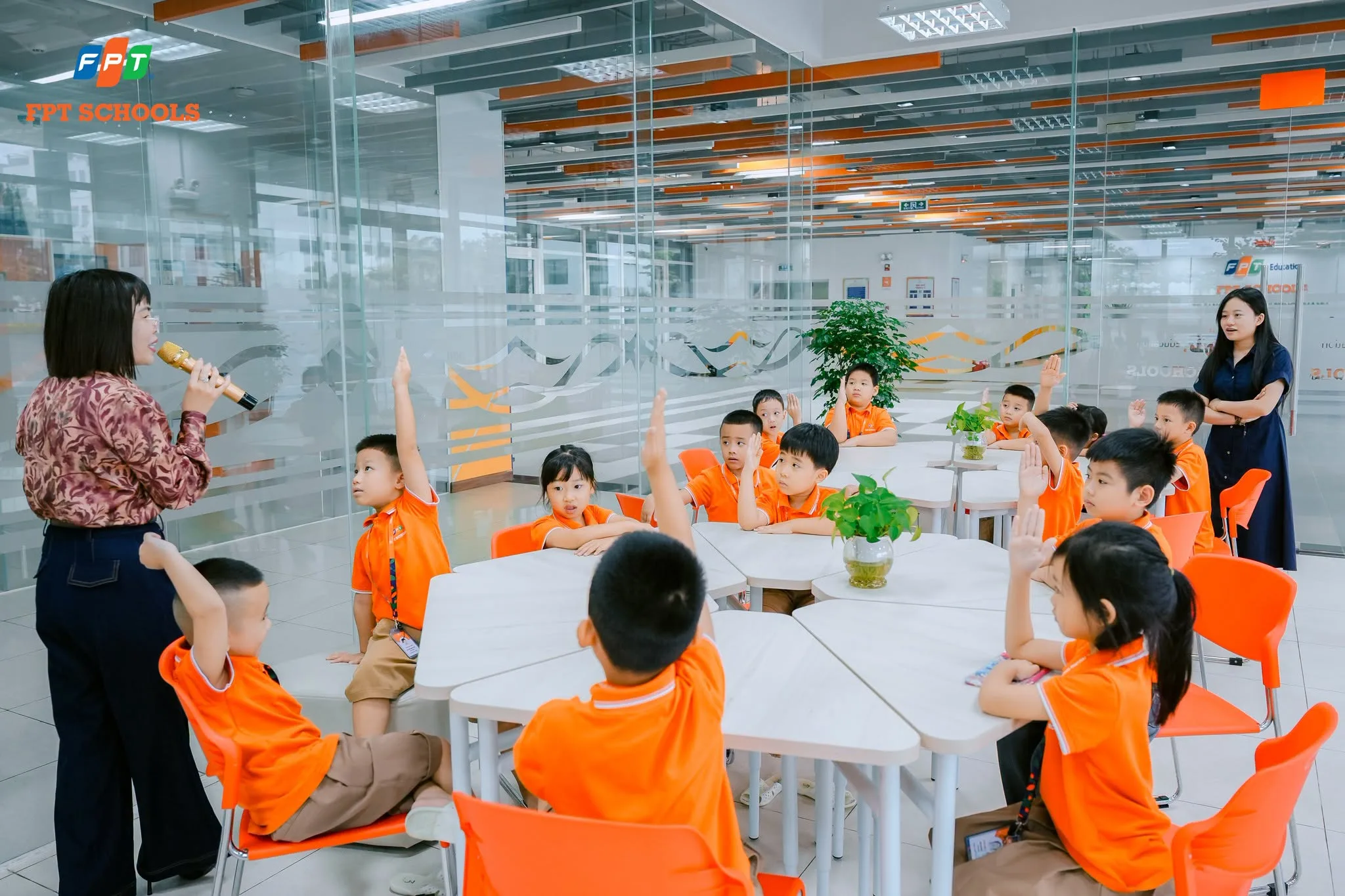 Học sinh lớp 1 làm quen với thư viện qua tiết Văn hóa đọc