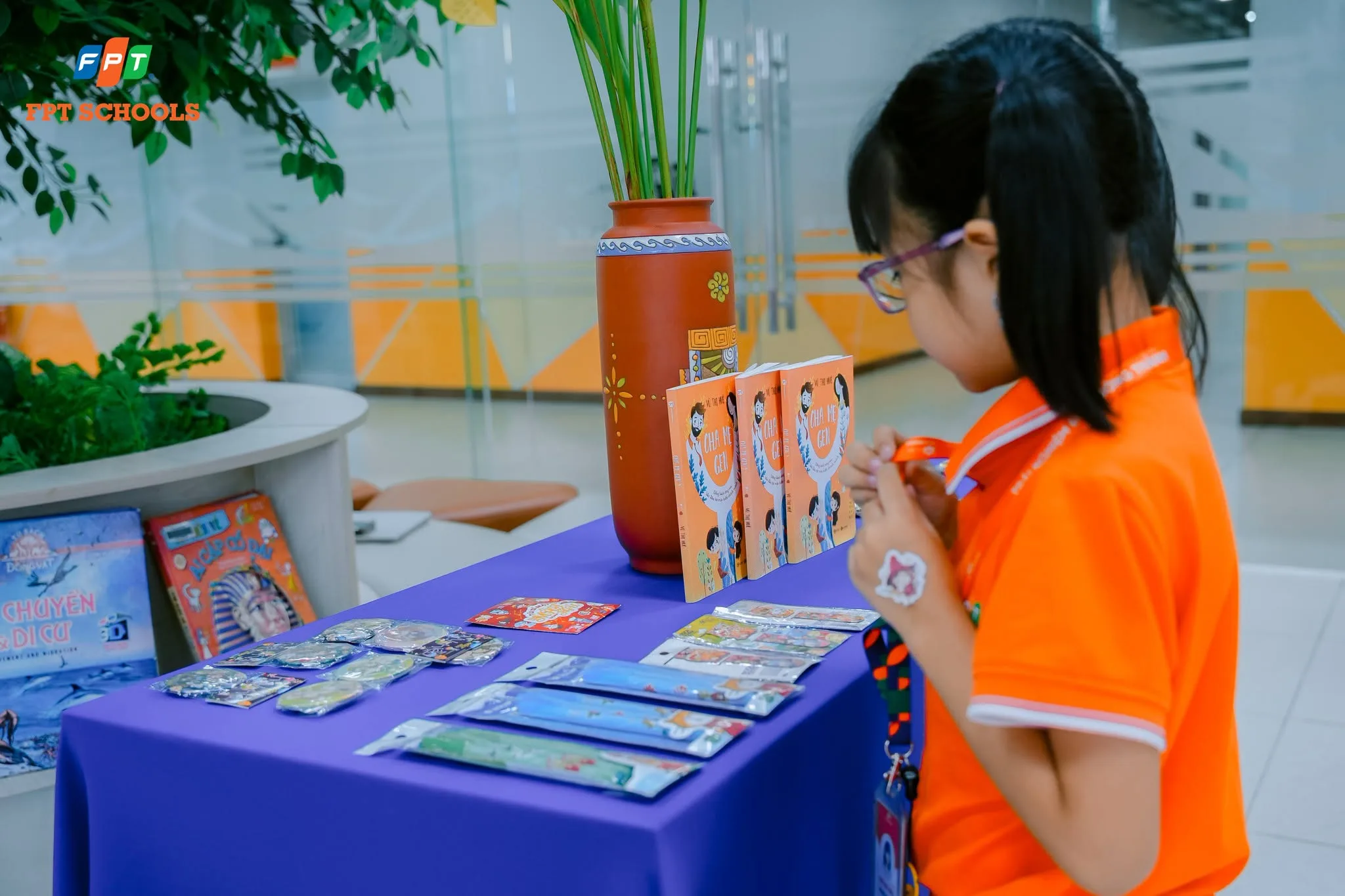 Học sinh lớp 1 FPT School Thanh Hóa tham gia trải nghiệm chọn sách tại thư viện trong tiết văn hóa đọc
