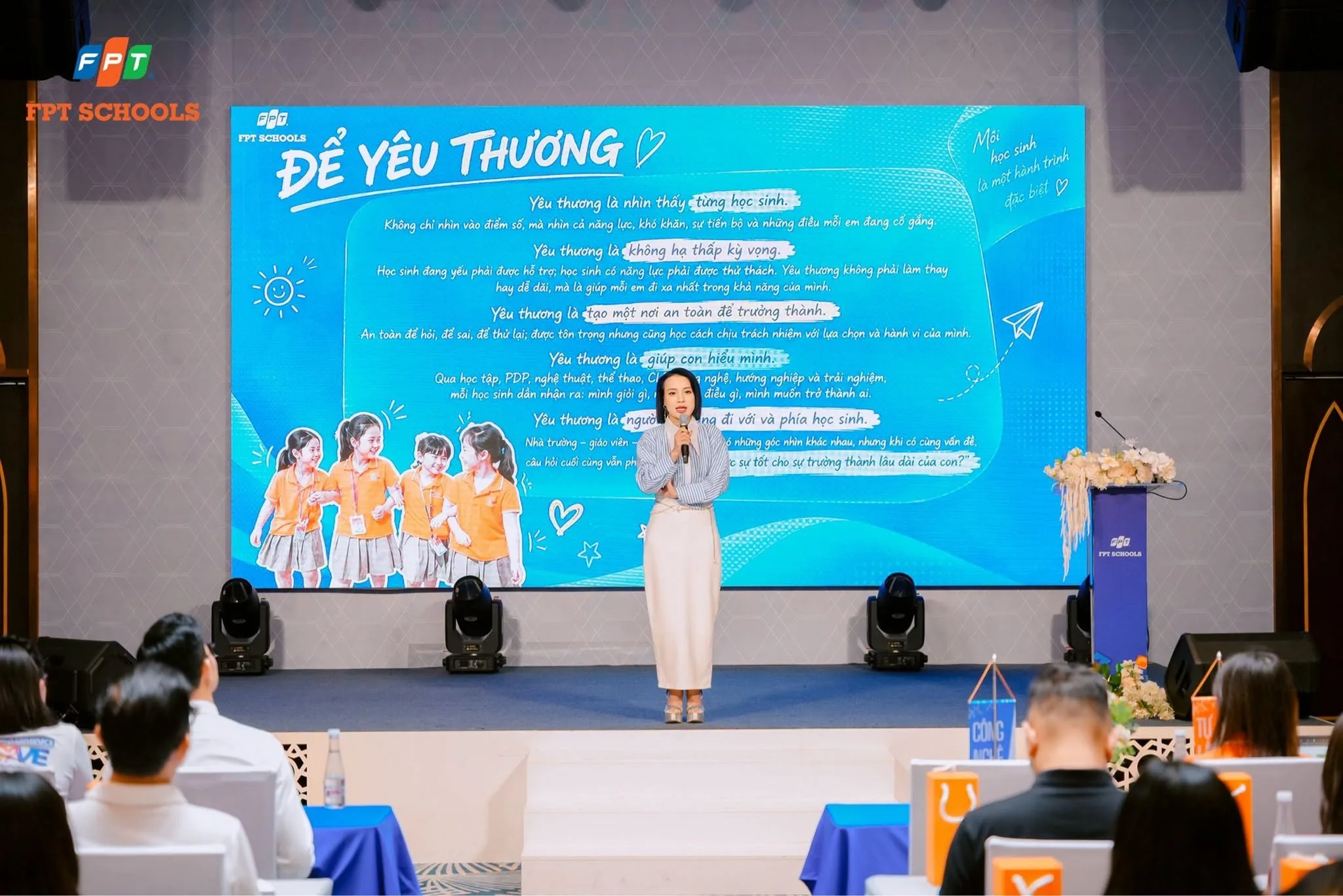 cô Phạm Thị Khánh Ly – Phó Giám đốc Khối Phổ thông FPT chia sẻ trong buổi họp phụ huynh