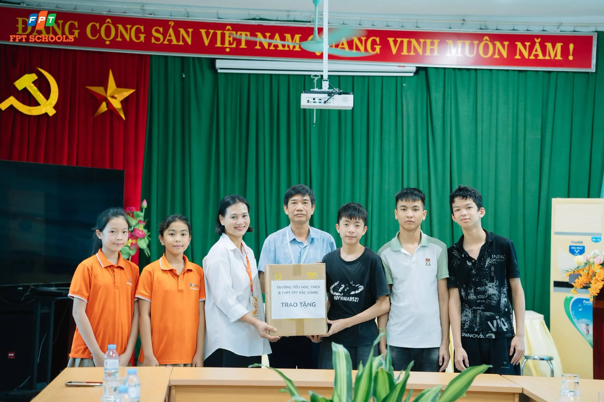 THẮP SÁNG ĐÊM TRĂNG | KHI FSCHOOLERS HỌC CÁCH YÊU THƯƠNG BẰNG NHỮNG HÀNH ĐỘNG NHỎ | FPT Schools