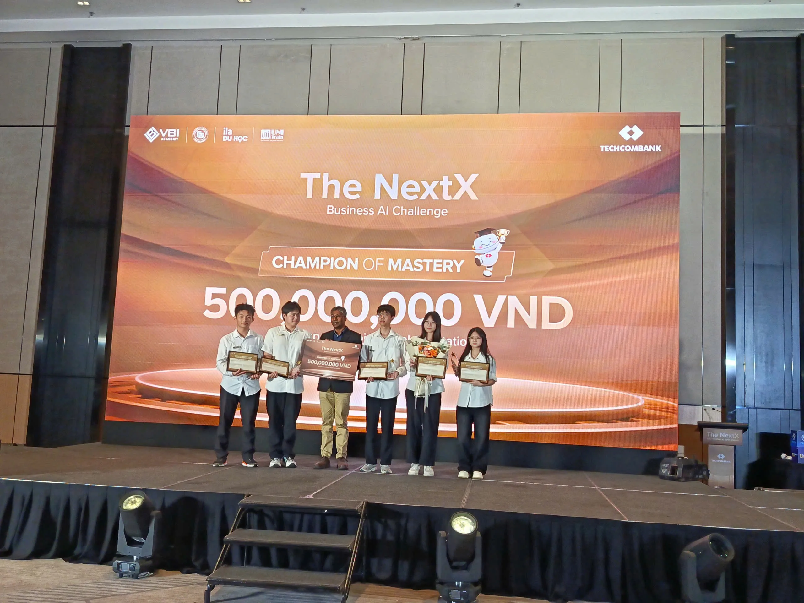 Học sinh FPT Schools tỏa sáng rực rỡ tại Đấu trường AI kinh doanh The NextX 2026 | FPT Schools