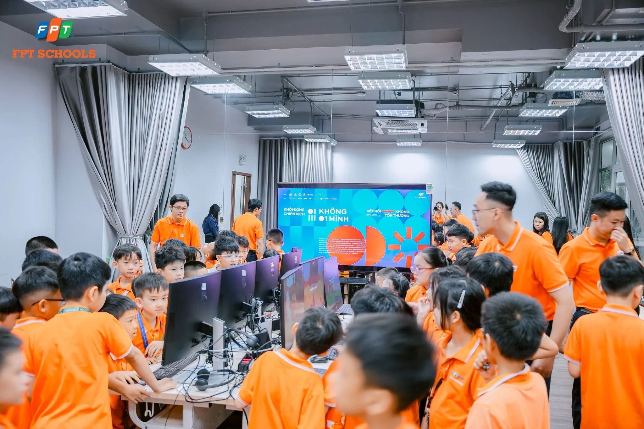 FSchoolers hưởng ứng chiến dịch “Không Một Mình 2026”
