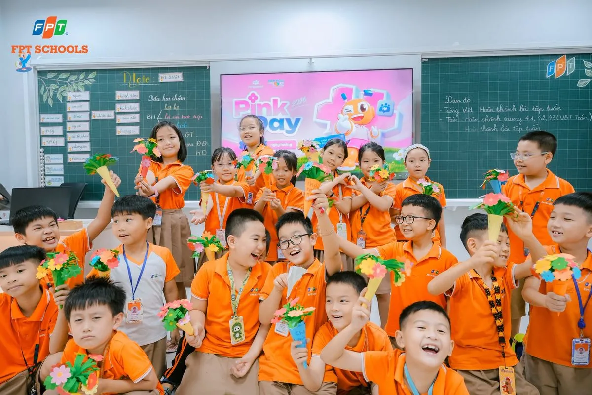 Học sinh FPT School Thanh Hóa làm hoa handmade tặng mẹ