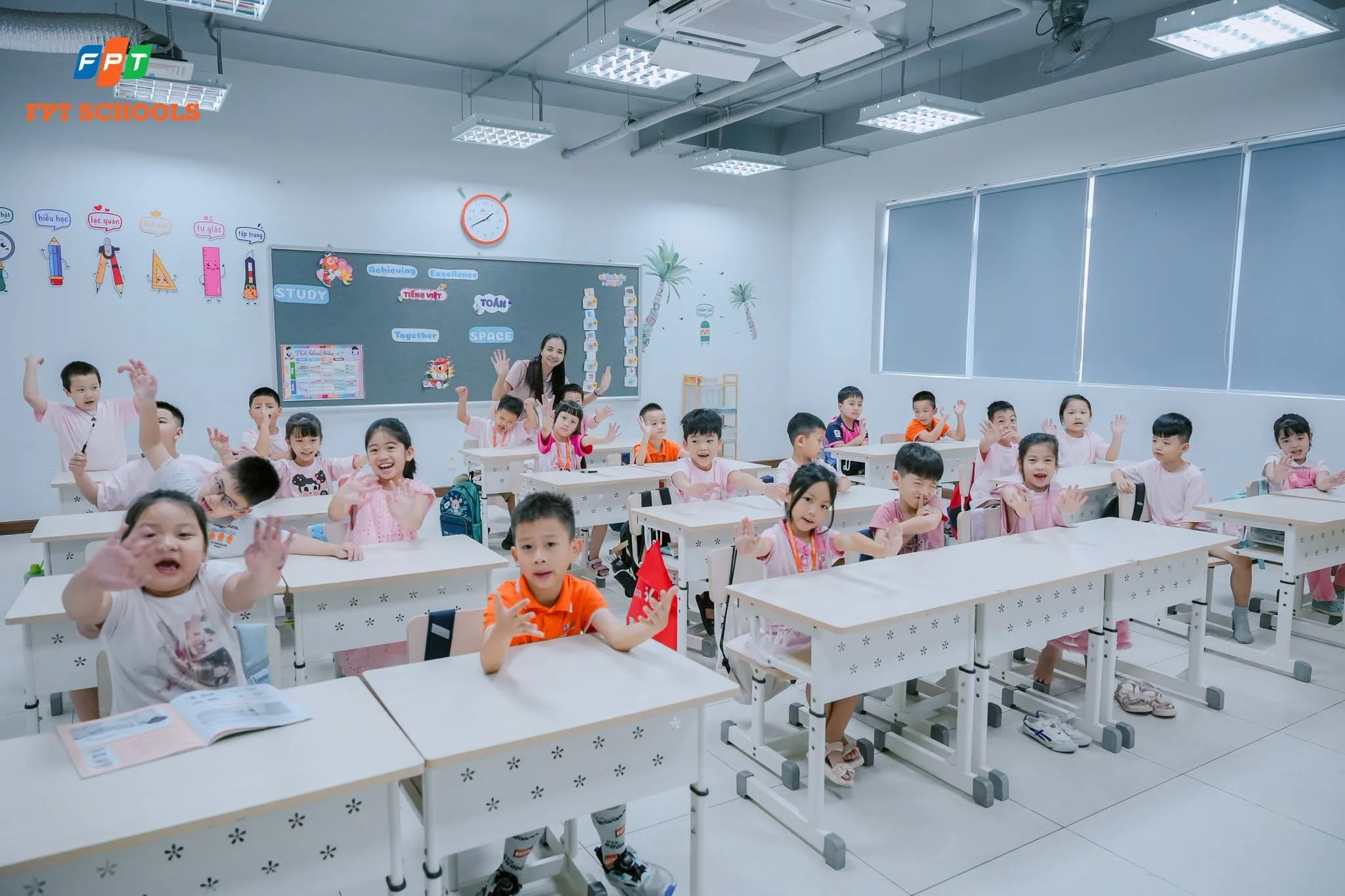 20/10 tại FPT School Thanh Hóa: Rực rỡ sắc hồng, đong đầy yêu thương - FPT Education Thầy cô và học sinh hưởng ứng Pink Day ngày 20/10