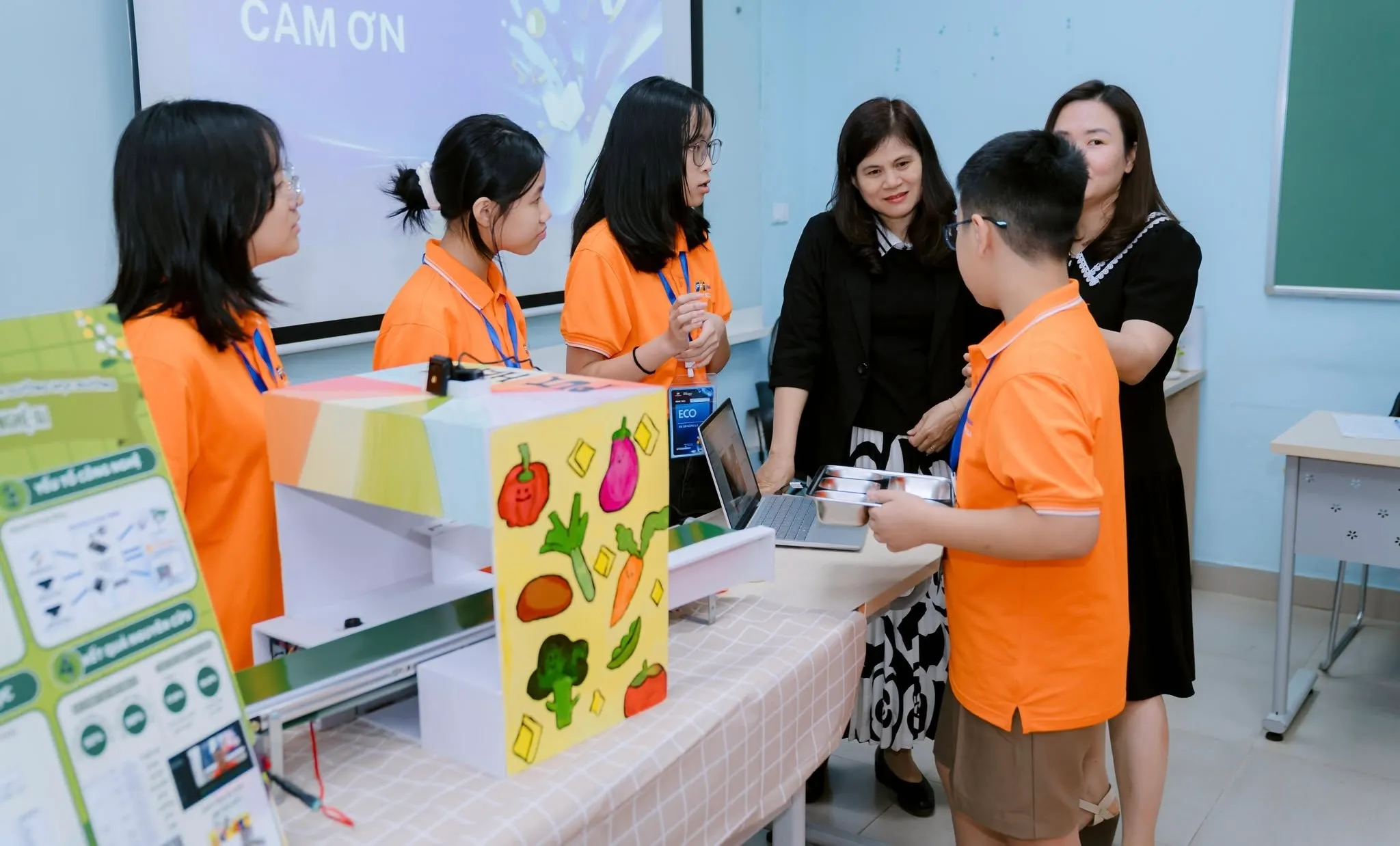 Sân chơi STEM và AI của FPT Schools lần đầu đón học sinh ngoài hệ thống - FPT Education Học sinh FPT Schools trình bày dự án tại cuộc thi STEMPETITION vòng chung kết toàn quốc năm học 2025–2026.
