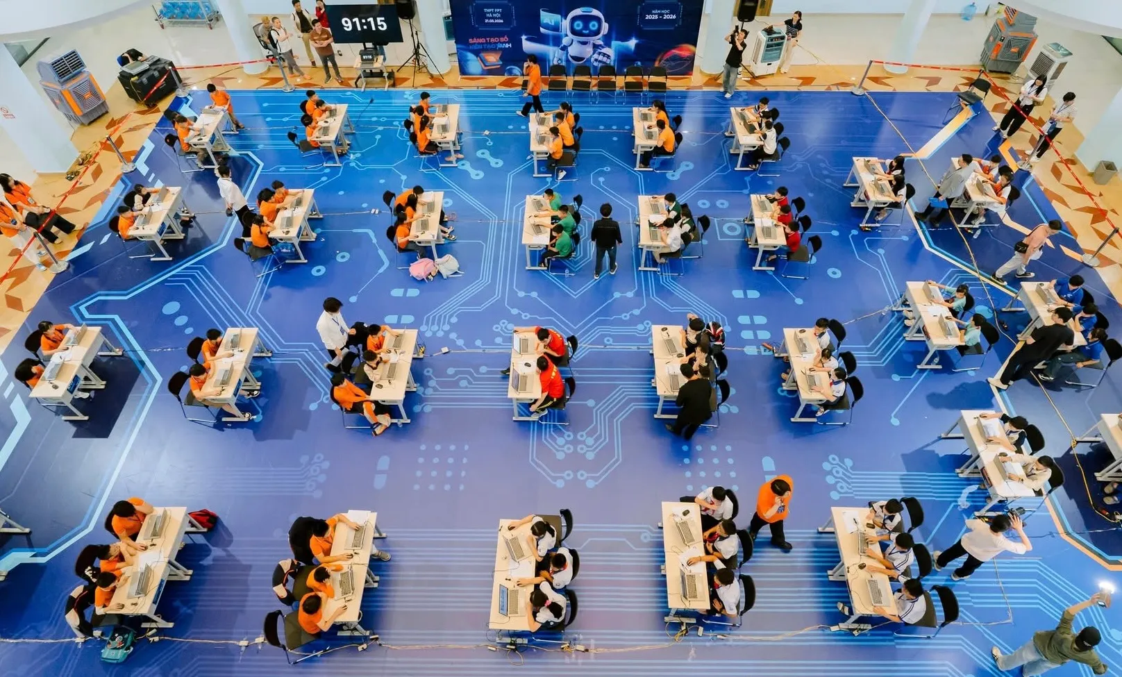 Sân chơi STEM và AI của FPT Schools lần đầu đón học sinh ngoài hệ thống - FPT Education Học sinh lập trình trực tiếp tại sàn đấu với sự hỗ trợ của AI