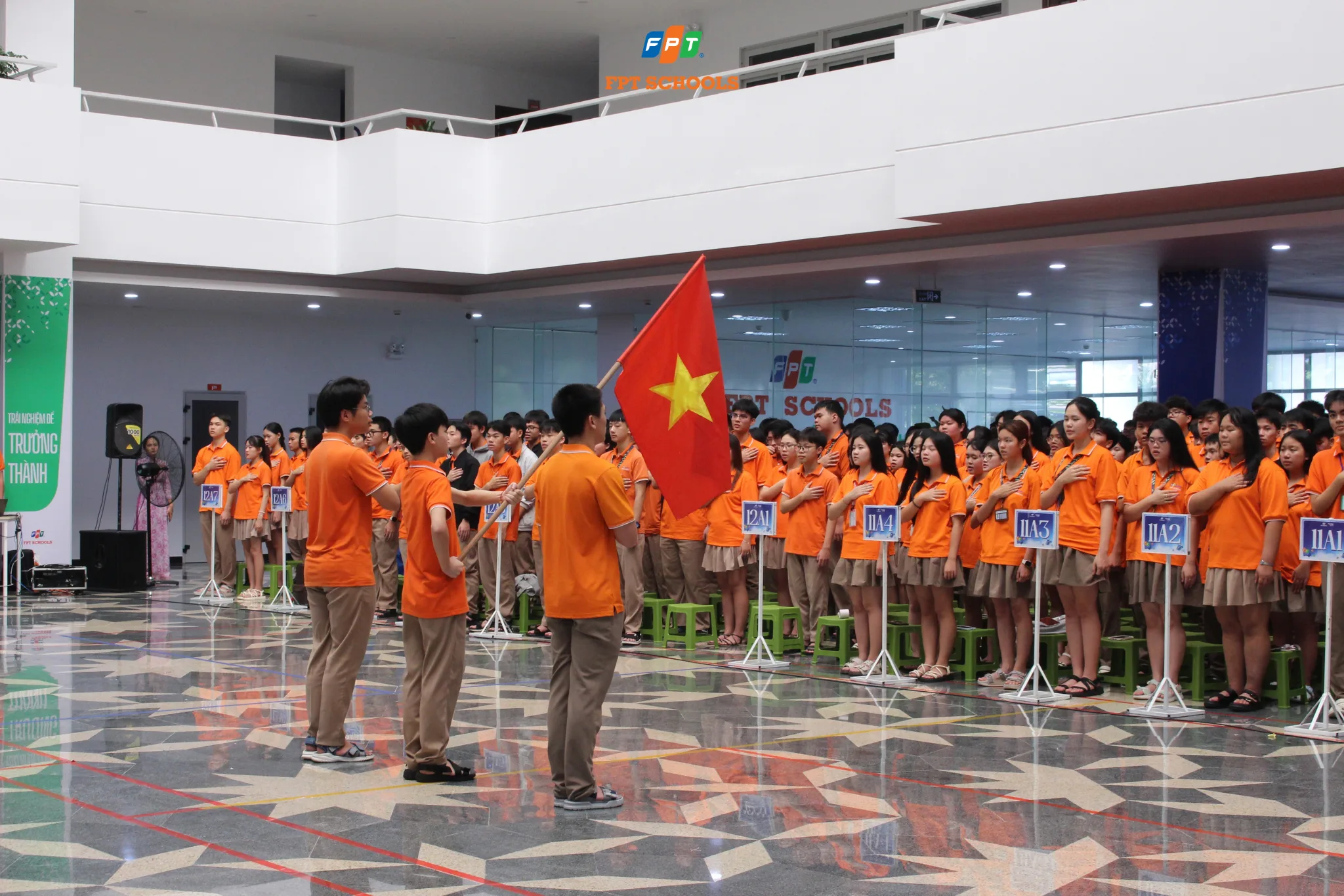 FSchoolers thực hiện nghi thức trong Lễ chào cờ tháng 10 Trường THPT FPT Quy Nhơn