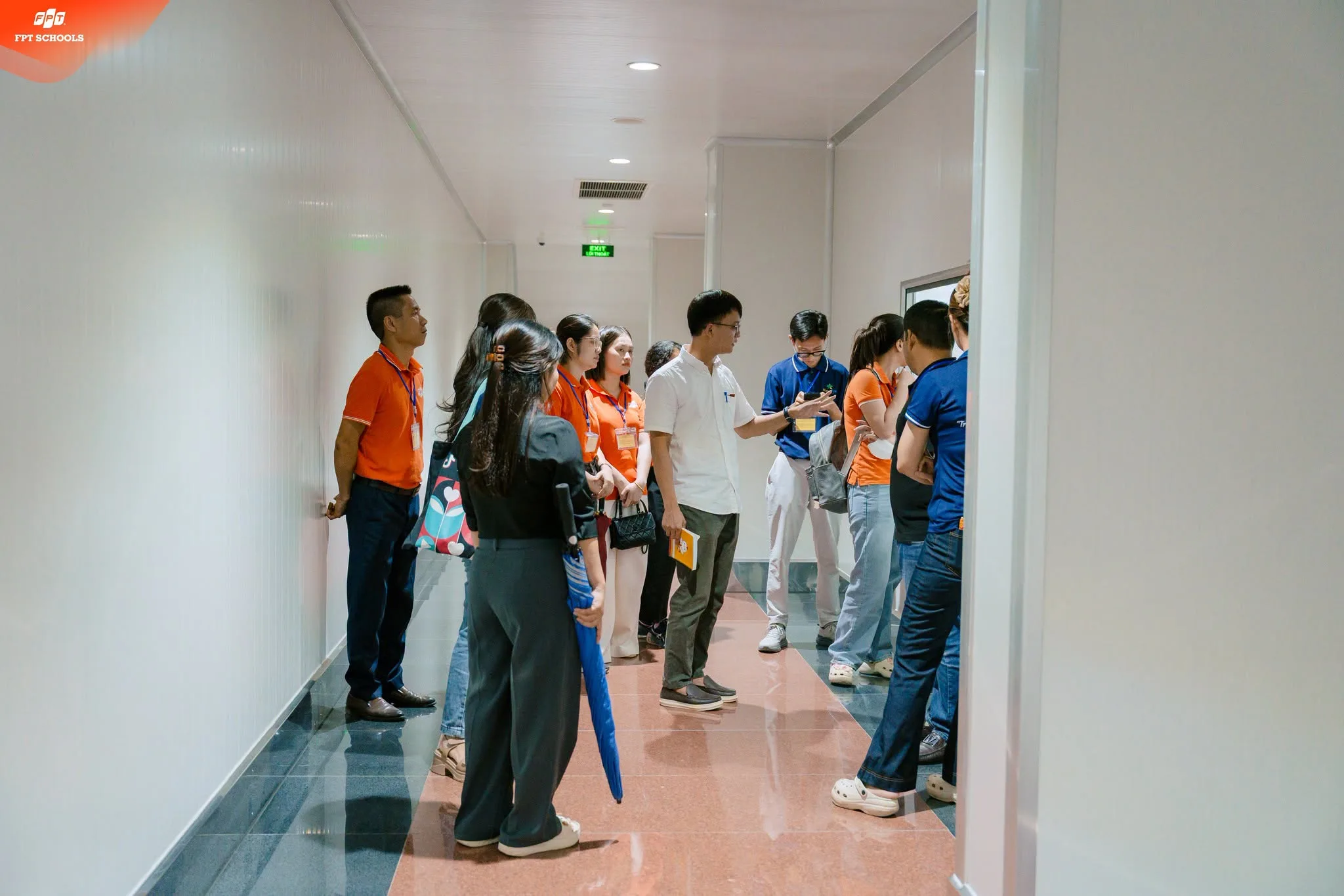 An toàn thực phẩm tại FSchool Tây Hà Nội: Kiểm soát từ nguồn nguyên liệu đến bữa ăn học đường - FPT Education Đoàn công tác quan sát các công đoạn xử lý, sơ chế, đóng gói thịt lợn và trao đổi về hồ sơ truy xuất nguồn gốc.