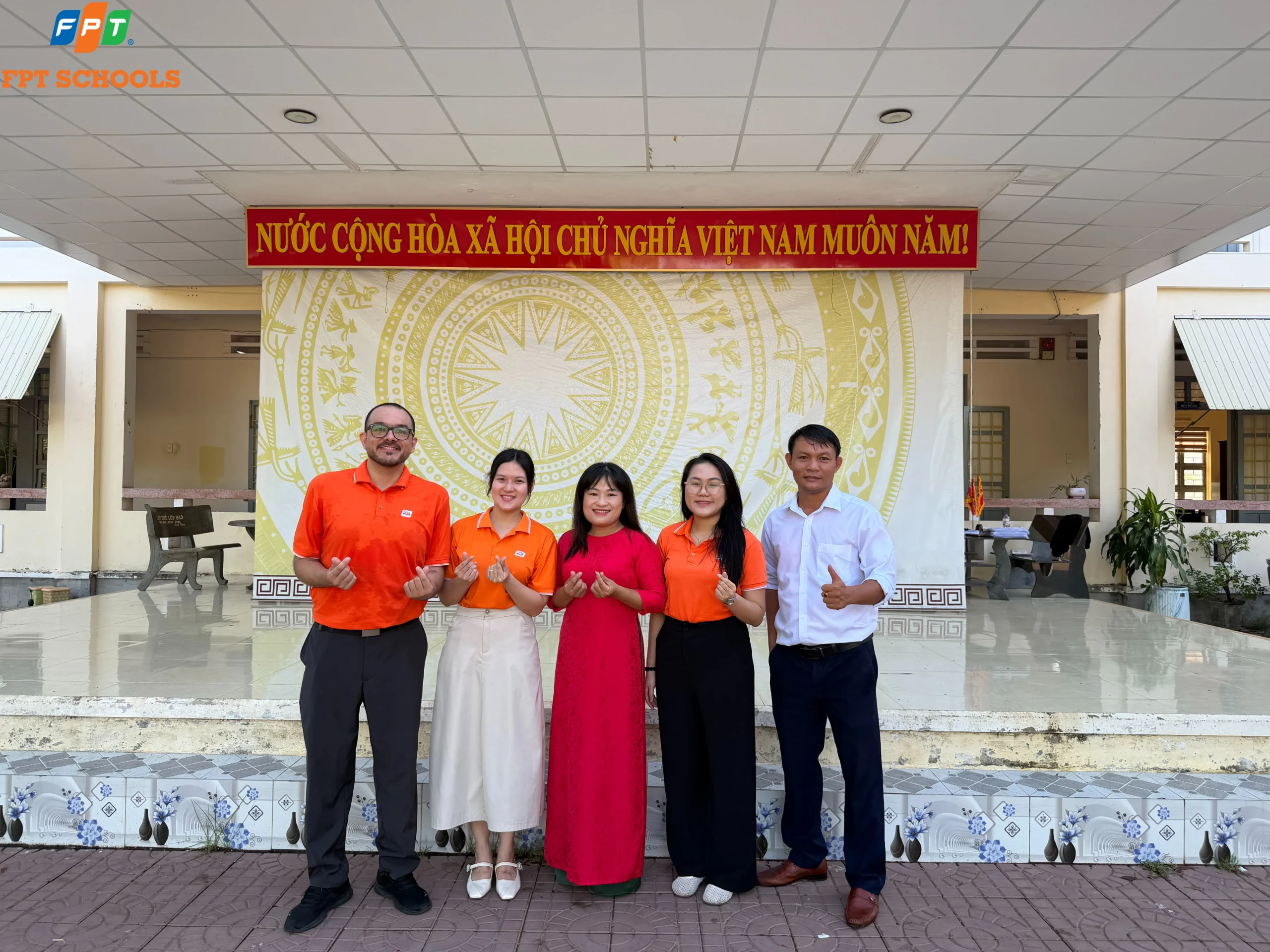 Giáo viên FPT School Quy Nhơn và THCS Bồng Sơn chụp ảnh lưu niệm trong hoạt động trải nghiệm tiếng Anh Passport Challenge