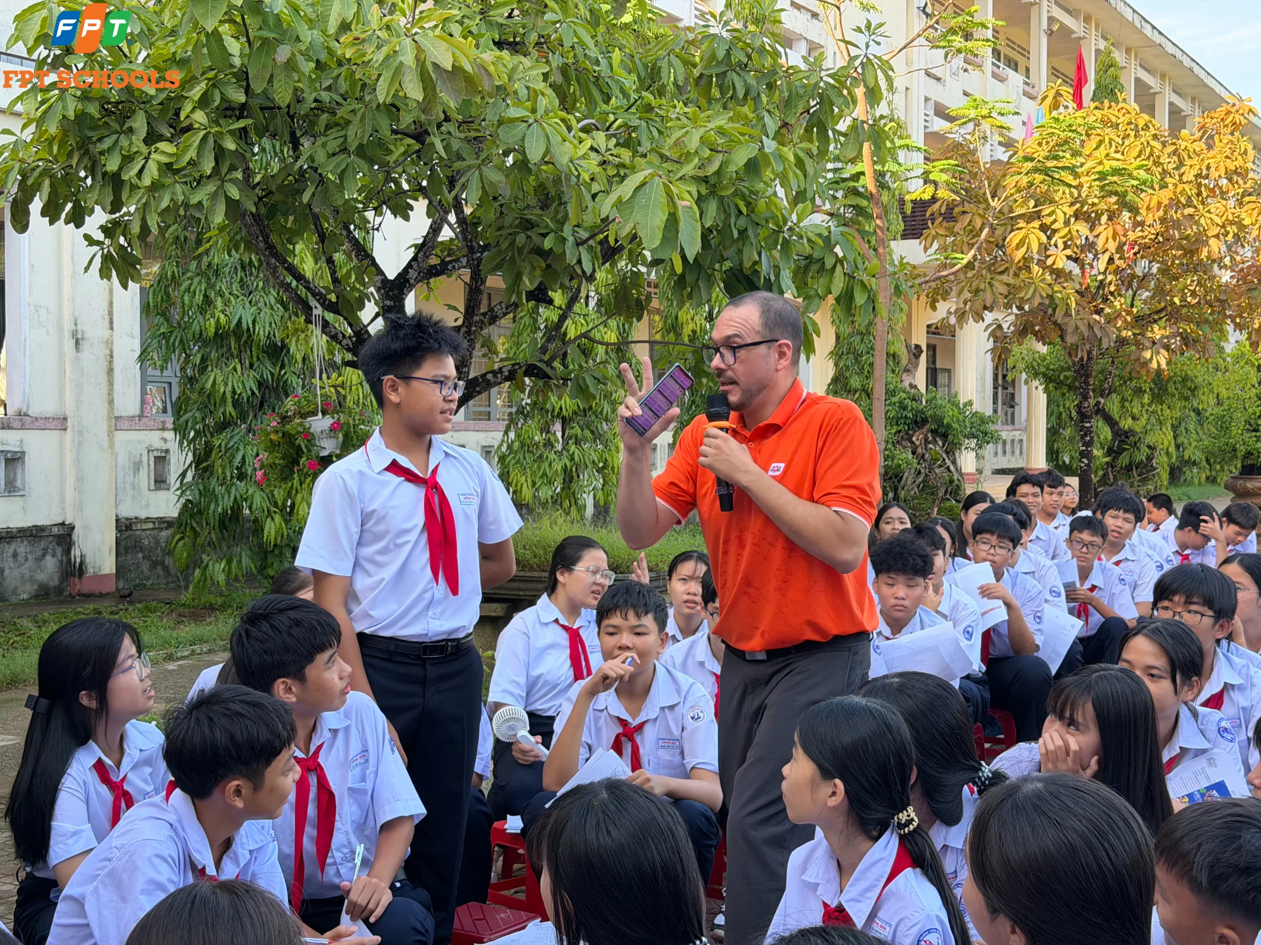 Học sinh THCS Bồng Sơn thực hành giao tiếp tiếng Anh cùng giáo viên nước ngoài FPT School Quy Nhơn