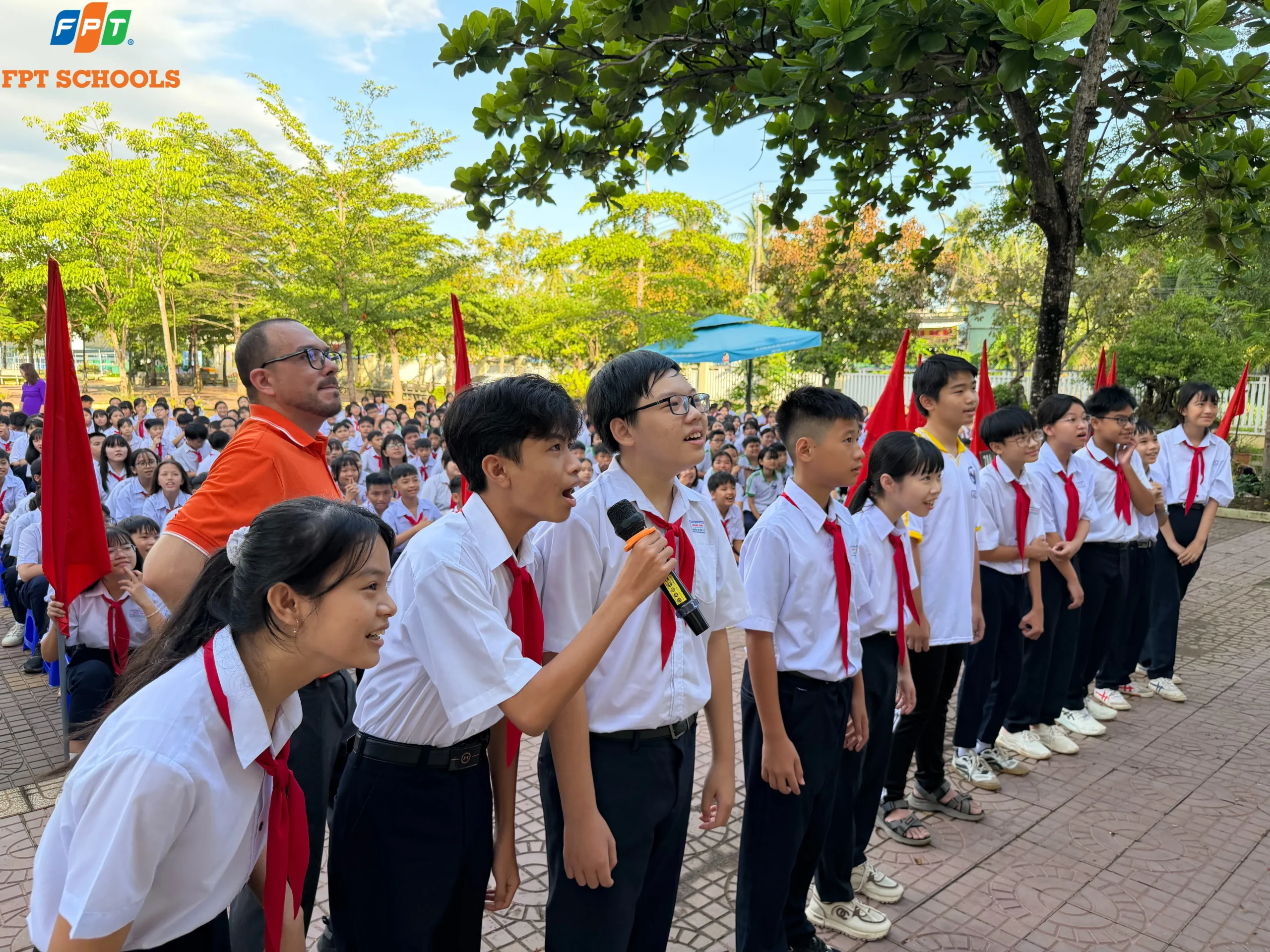 Giáo viên nước ngoài FPT School Quy Nhơn tương tác cùng học sinh THCS Bồng Sơn trong thử thách tiếng Anh