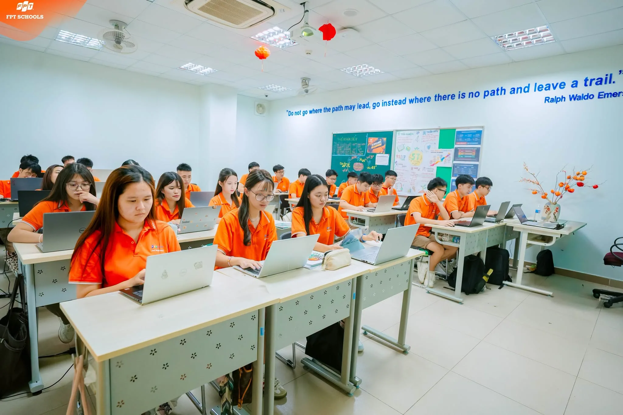 FSCHOOLERS TỎA SÁNG VỚI VAI TRÒ "ĐẠI SỨ VĂN HÓA" TRONG GIỜ HỌC TIẾNG ANH KẾT NỐI VIỆT - ĐÀI | FPT Schools