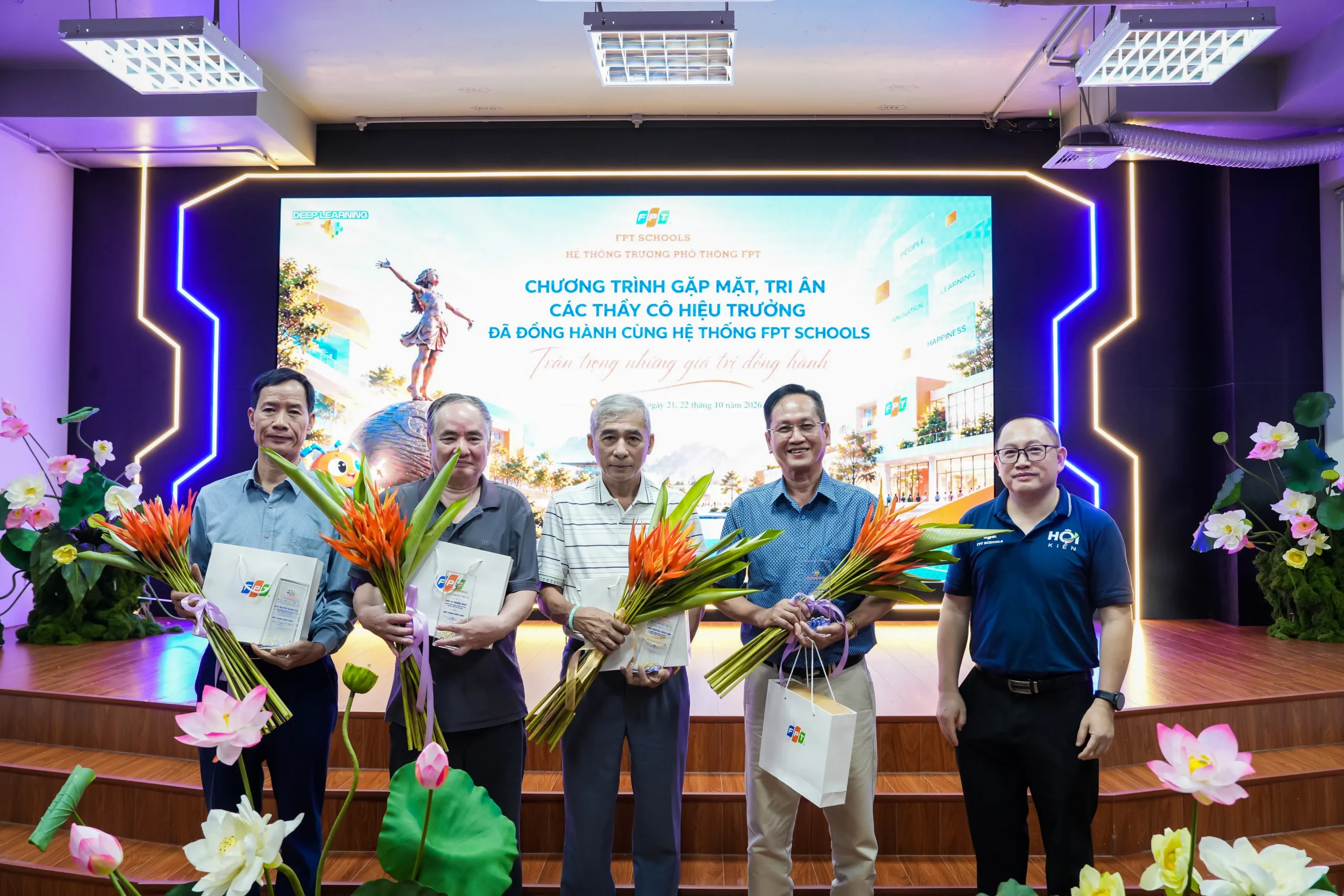 FPT School Hà Nam đón tiếp lãnh đạo Khối Phổ thông FPT và các Thầy, Cô Hiệu trưởng - Gặp gỡ, kết nối và lan toả những giá trị tốt đẹp - FPT Education FPT School Hà Nam đón tiếp lãnh đạo Khối Phổ thông FPT và các thầy, cô Hiệu trưởng