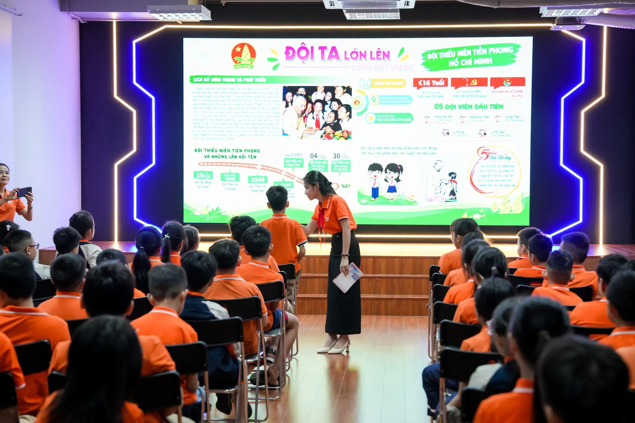 Sinh hoạt dưới cờ Khối Tiểu học tại FPT School Hà Nam: “Tự hào khăn quàng đỏ – Sẵn sàng tiến bước”