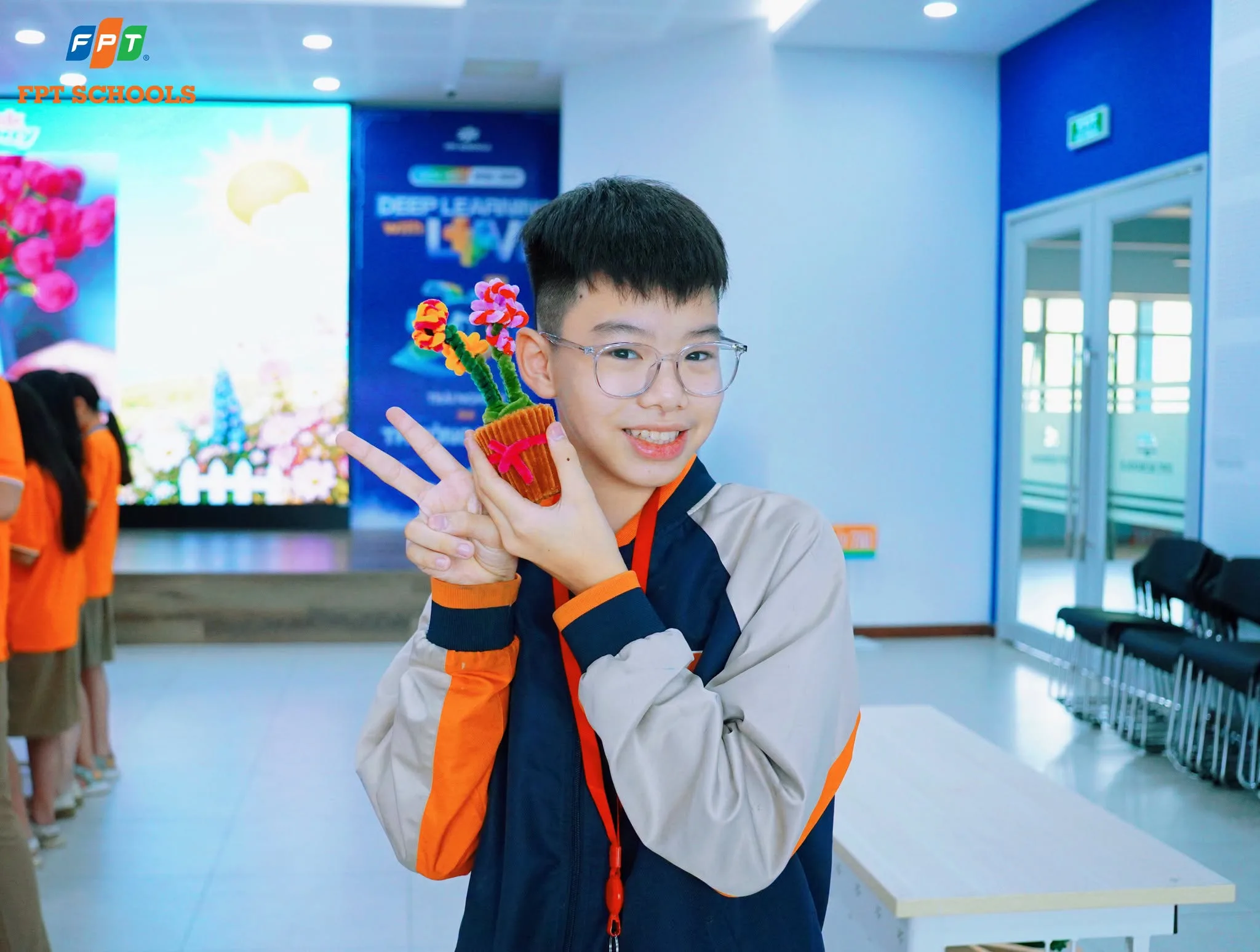 BLOOM WITHIN – Học sinh FPT School Long Vân gửi trọn yêu thương mùa 20/10 | FPT Schools