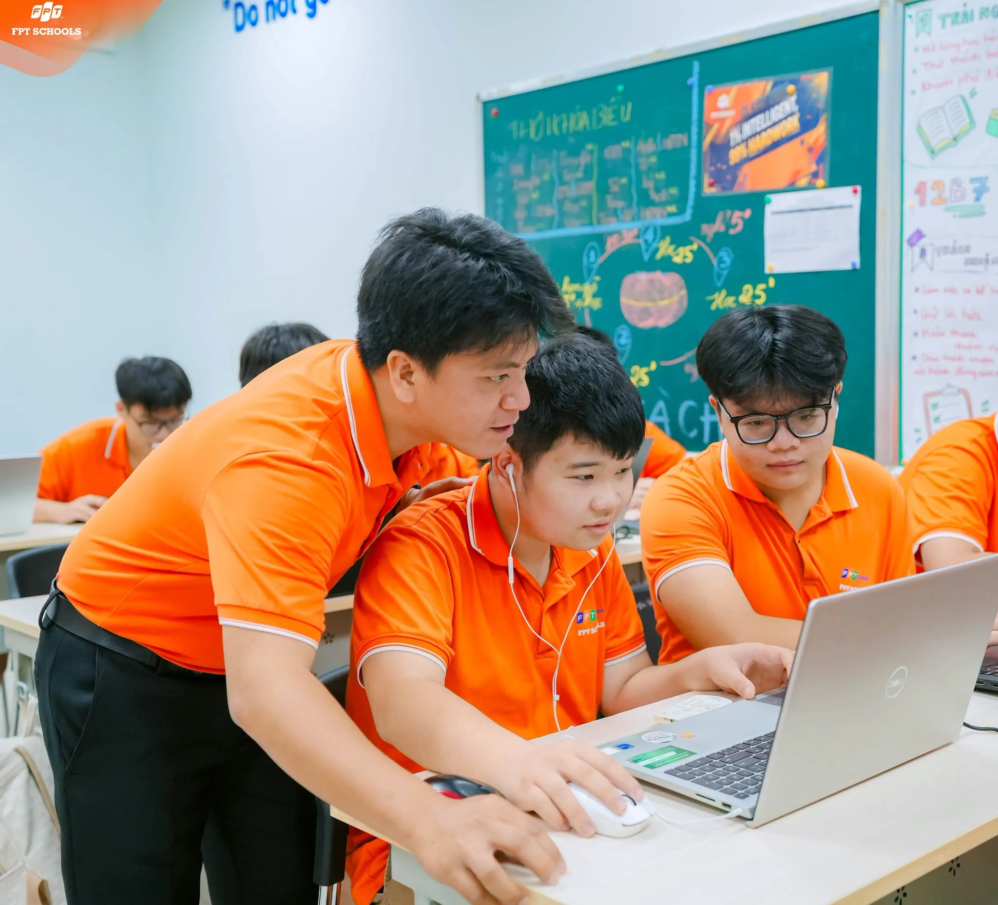 FSCHOOLERS TỎA SÁNG VỚI VAI TRÒ "ĐẠI SỨ VĂN HÓA" TRONG GIỜ HỌC TIẾNG ANH KẾT NỐI VIỆT - ĐÀI | FPT Schools