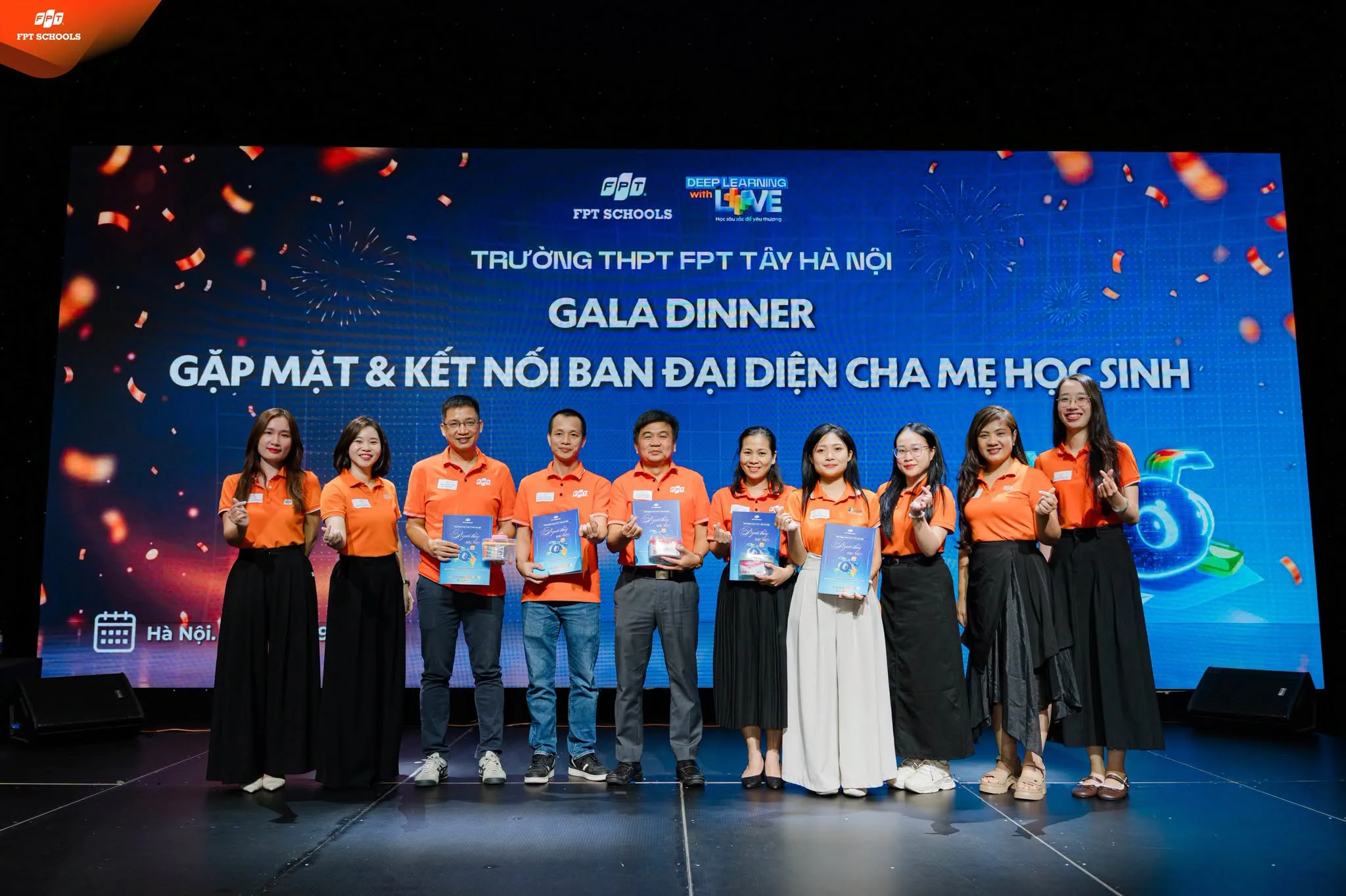 Cuốn sổ được trao tặng tới các Cha Mẹ học sinh như lời cảm ơn cho sự hiện diện và đồng hành cùng Nhà trường.