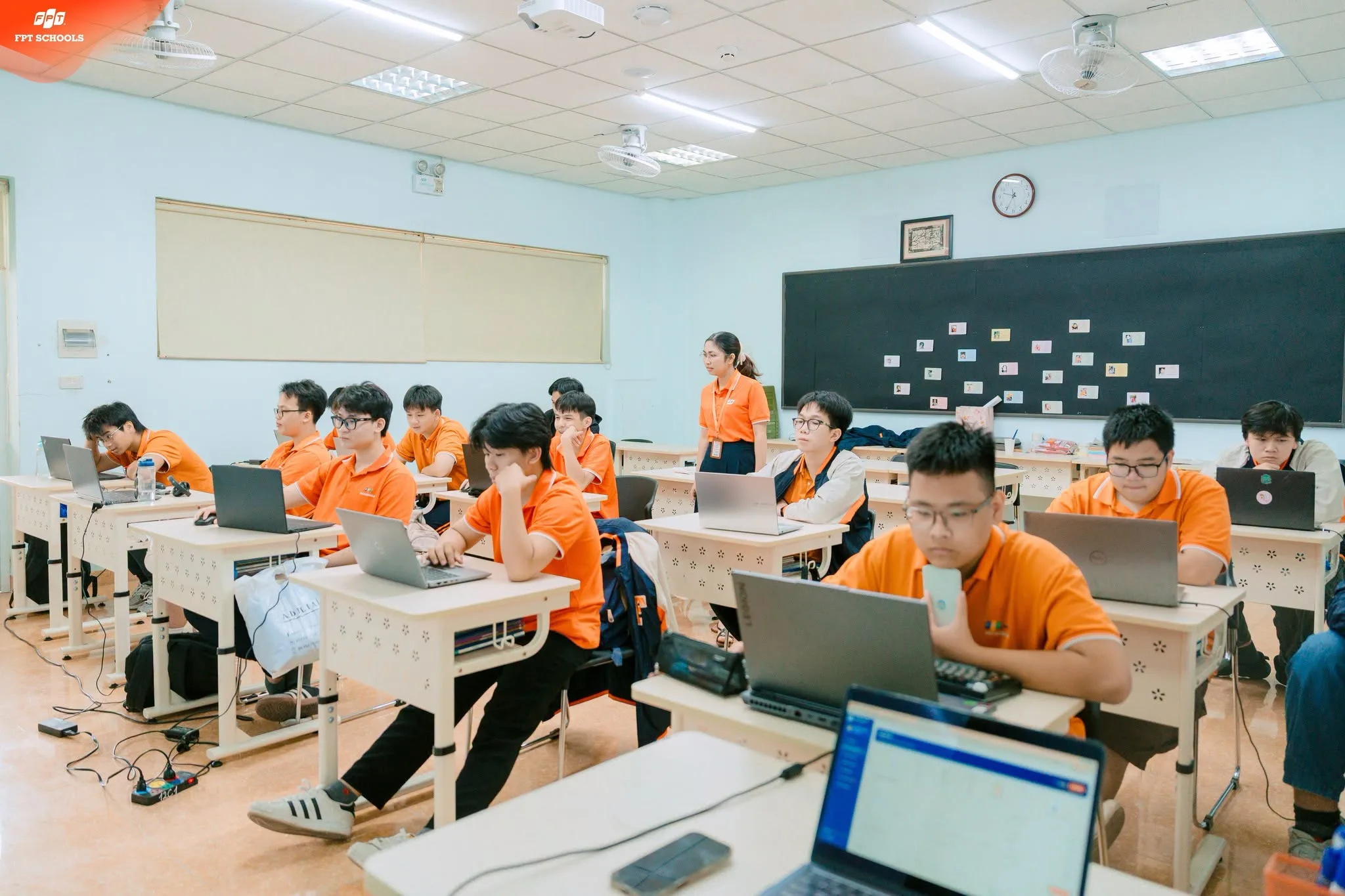 Cô trò FSchool Tây Hà Nội ứng dụng AI phát triển nền tảng ôn thi Tin học | FPT Schools