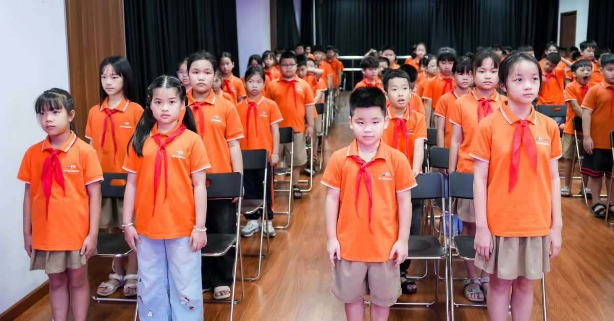 Sinh hoạt dưới cờ Khối Tiểu học tại FPT School Hà Nam: “Tự hào khăn quàng đỏ – Sẵn sàng tiến bước” | FPT Schools