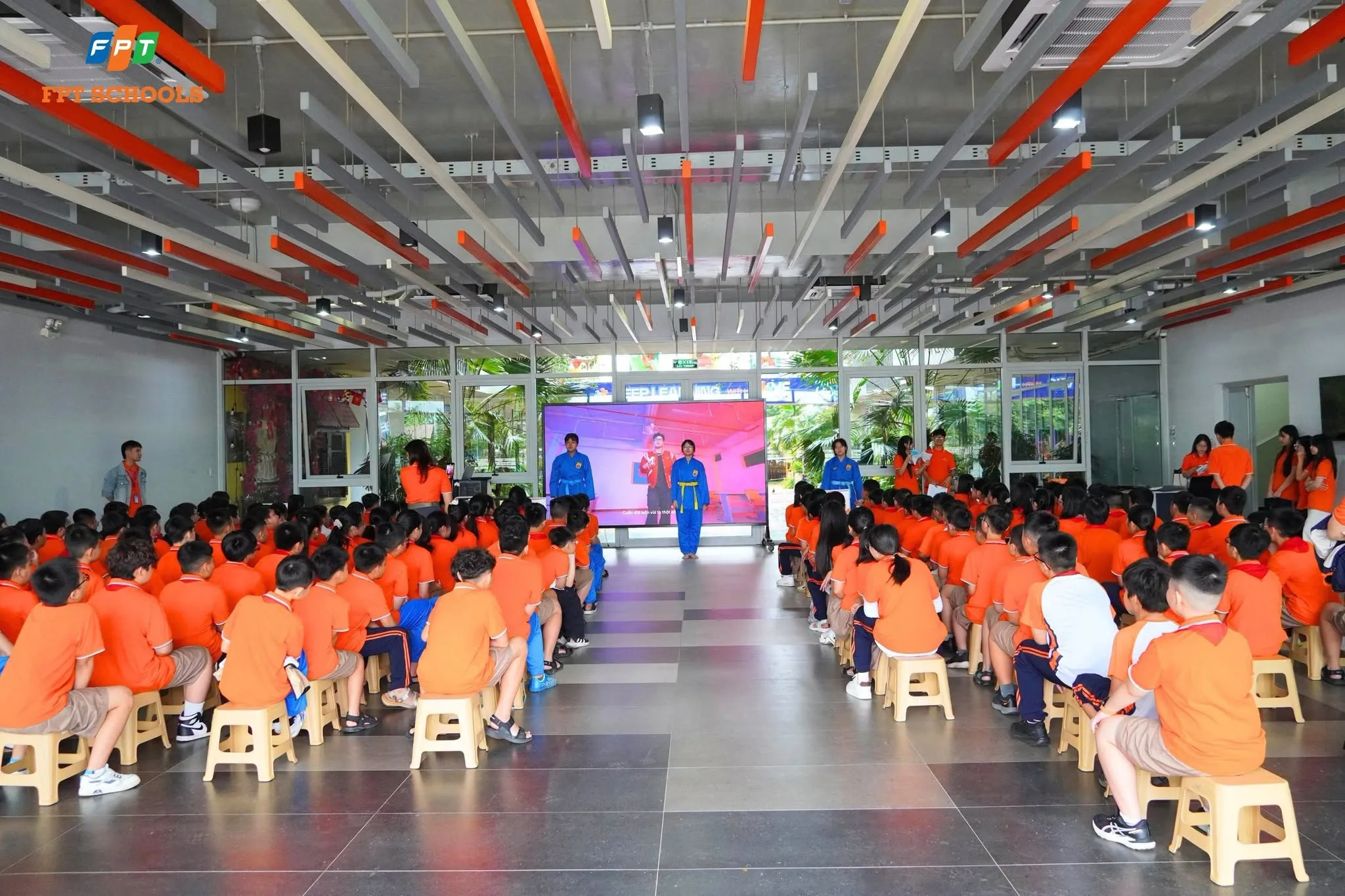 Mở màn chương trình sinh hoạt dưới cờ là tiết mục võ thuật “Khơi nguồn võ Việt” đến từ lớp 9A1