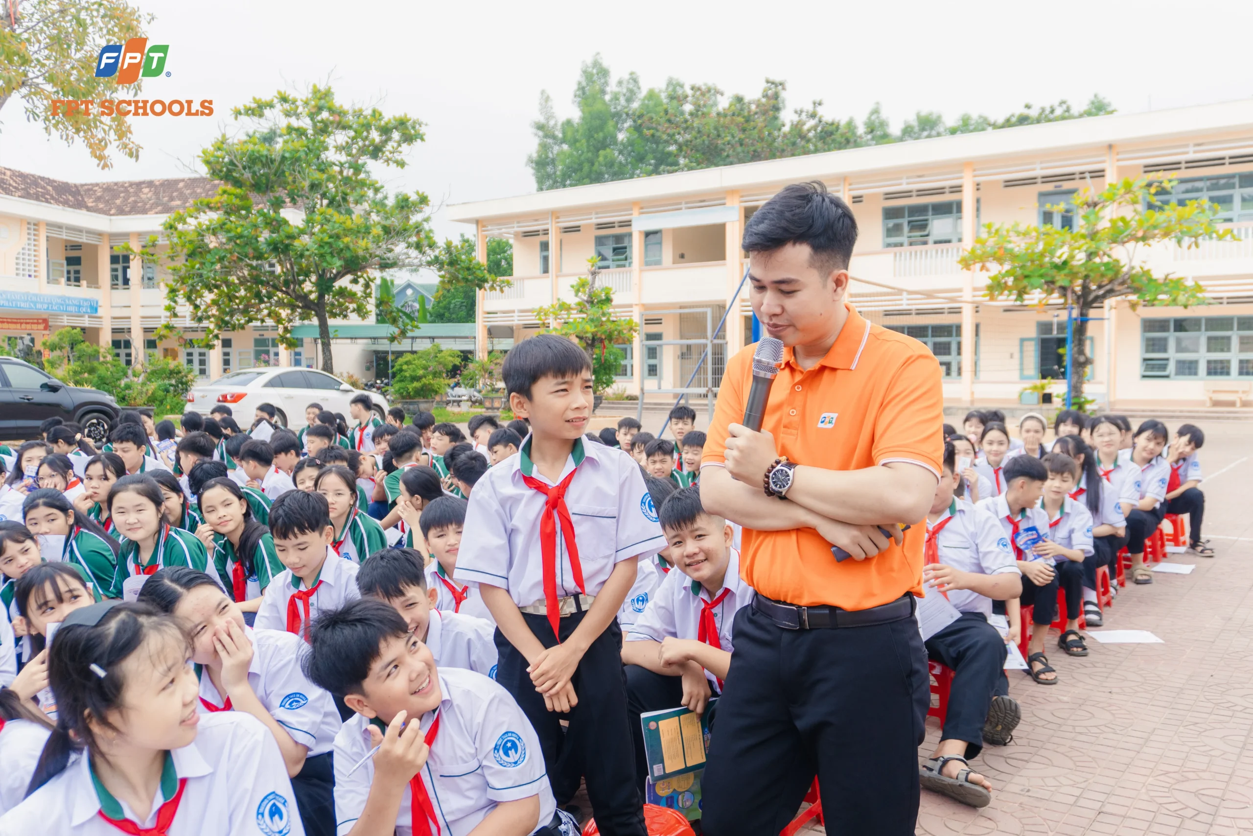 Ứng dụng AI trong học tập – Chuyên đề tại Trường THCS Ân Nghĩa - FPT Education Học sinh THCS Ân Nghĩa tương tác trong chuyên đề ứng dụng AI trong học tập