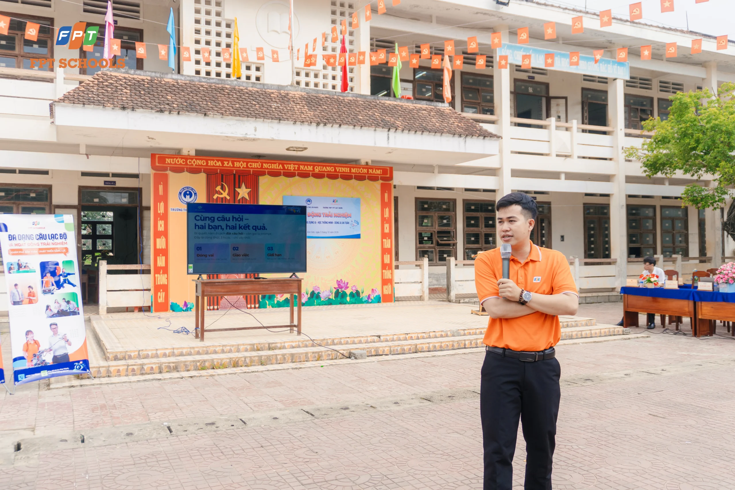 Ứng dụng AI trong học tập – Chuyên đề tại Trường THCS Ân Nghĩa - FPT Education Giáo viên Trường THPT FPT Quy Nhơn hướng dẫn ứng dụng AI trong học tập cho học sinh THCS Ân Nghĩa