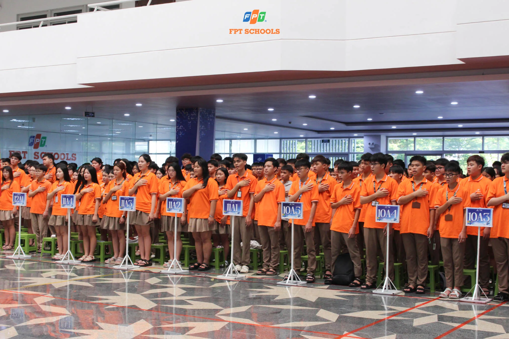 Lễ chào cờ tháng 10 Trường THPT FPT Quy Nhơn: Khởi đầu tháng mới đầy năng lượng - FPT Education FSchoolers thực hiện nghi thức trong Lễ chào cờ tháng 10 Trường THPT FPT Quy Nhơn