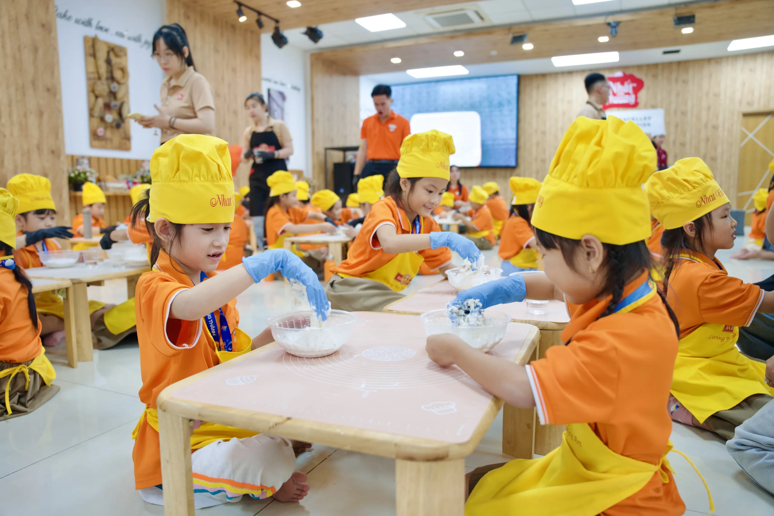 Trải nghiệm làm bánh Pizza: Học sinh FPT School Millennia khám phá khoa học từ gian bếp - FPT Education Trải nghiệm làm bánh Pizza FPT School Millennia