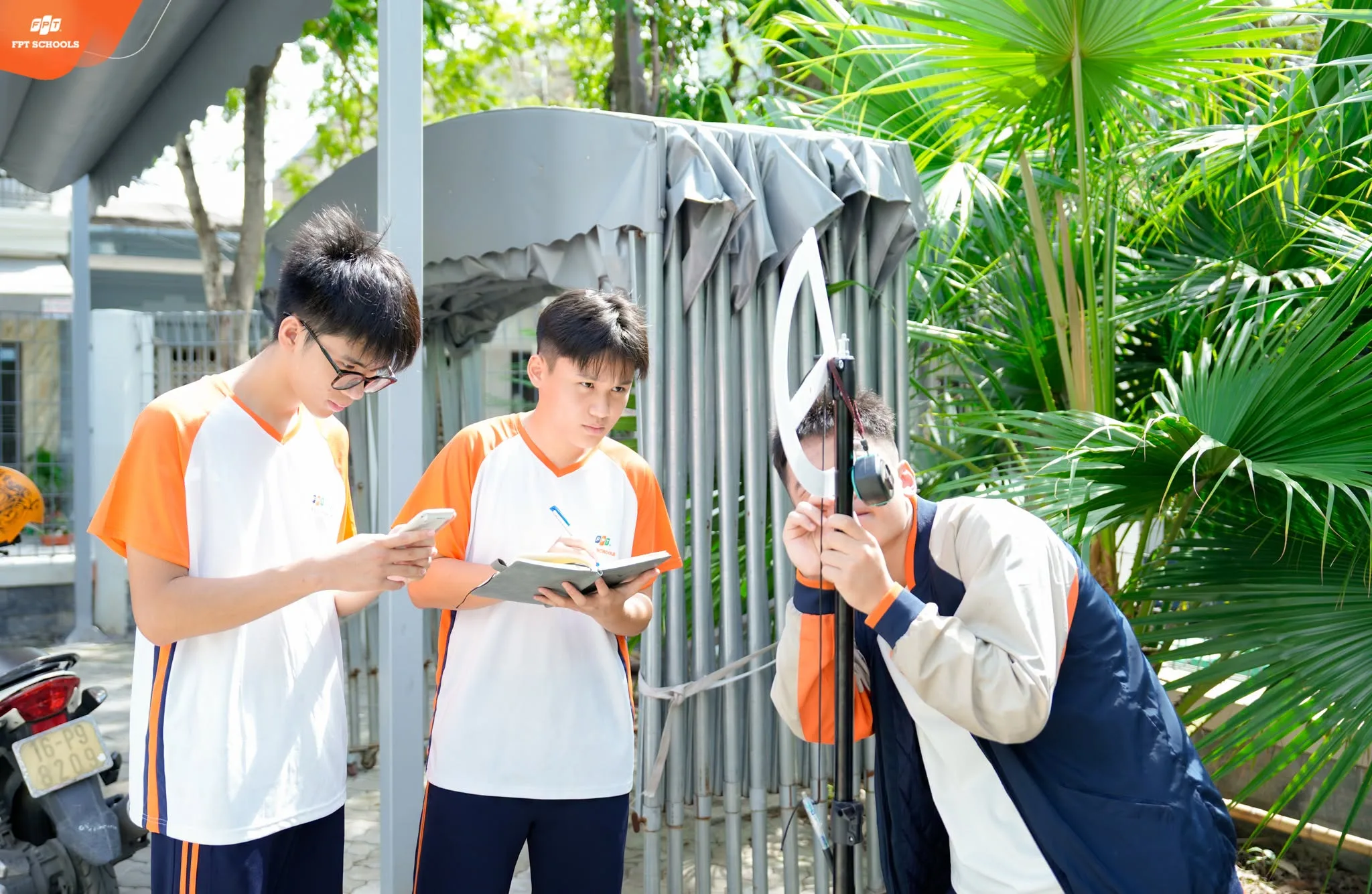Học Toán thực tế bằng cách đo góc ngoài trời