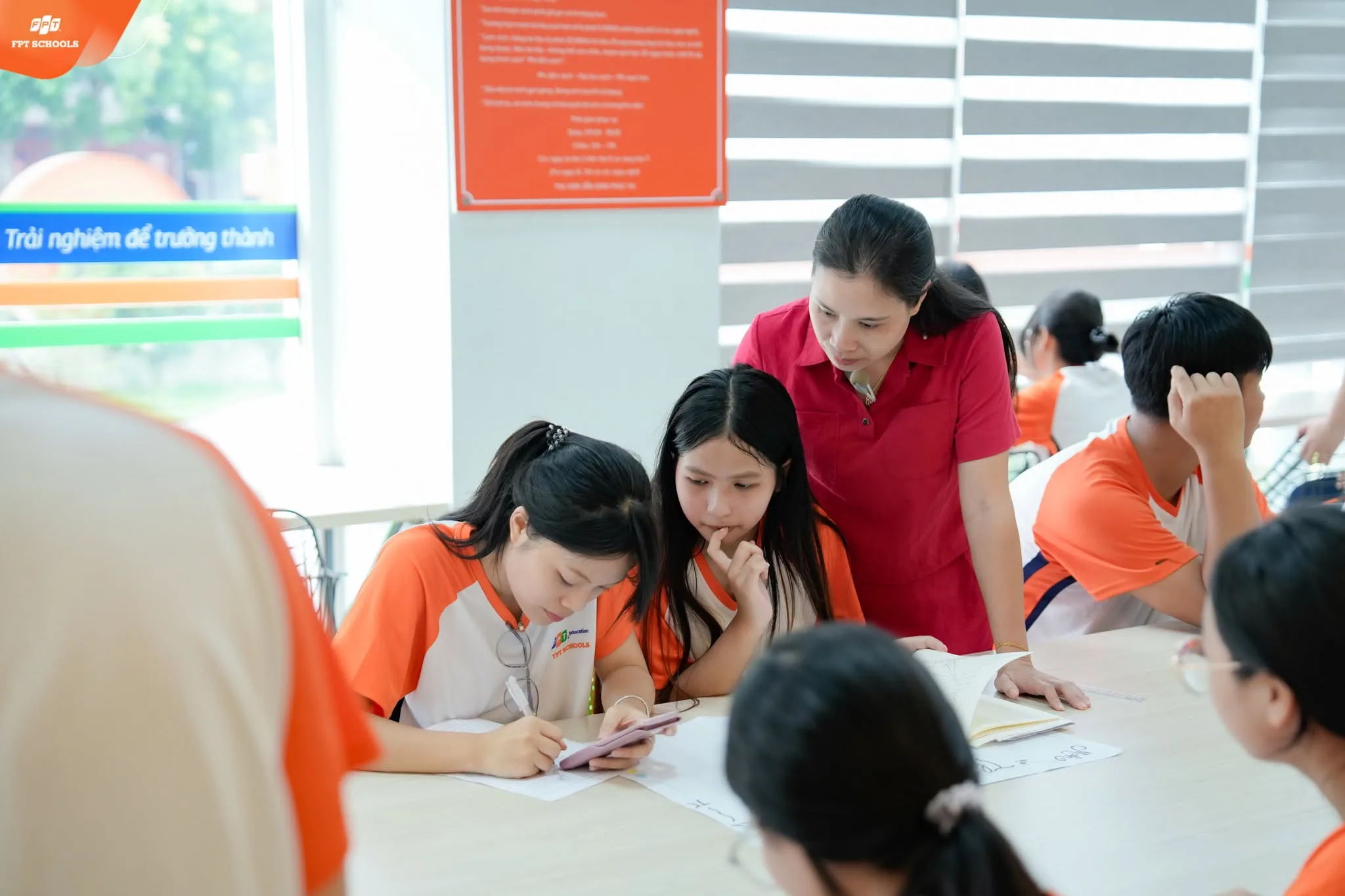 Cô Vũ Thị Thanh Nga hướng dẫn học sinh lớp 10A6 FPT School Hải Phòng