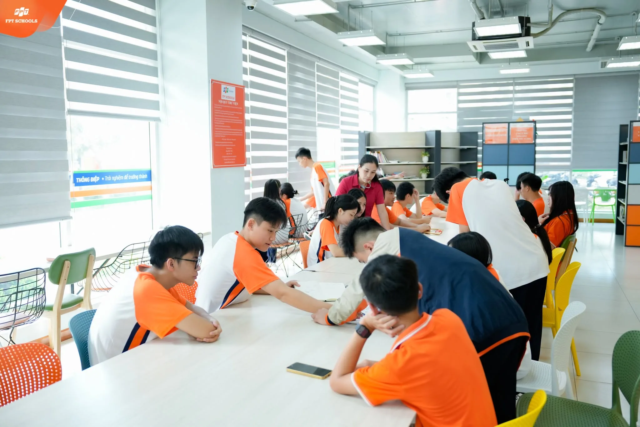 Nhóm học sinh lớp 10A6 FPT School Hải Phòng ghi chép và tính toán số liệu