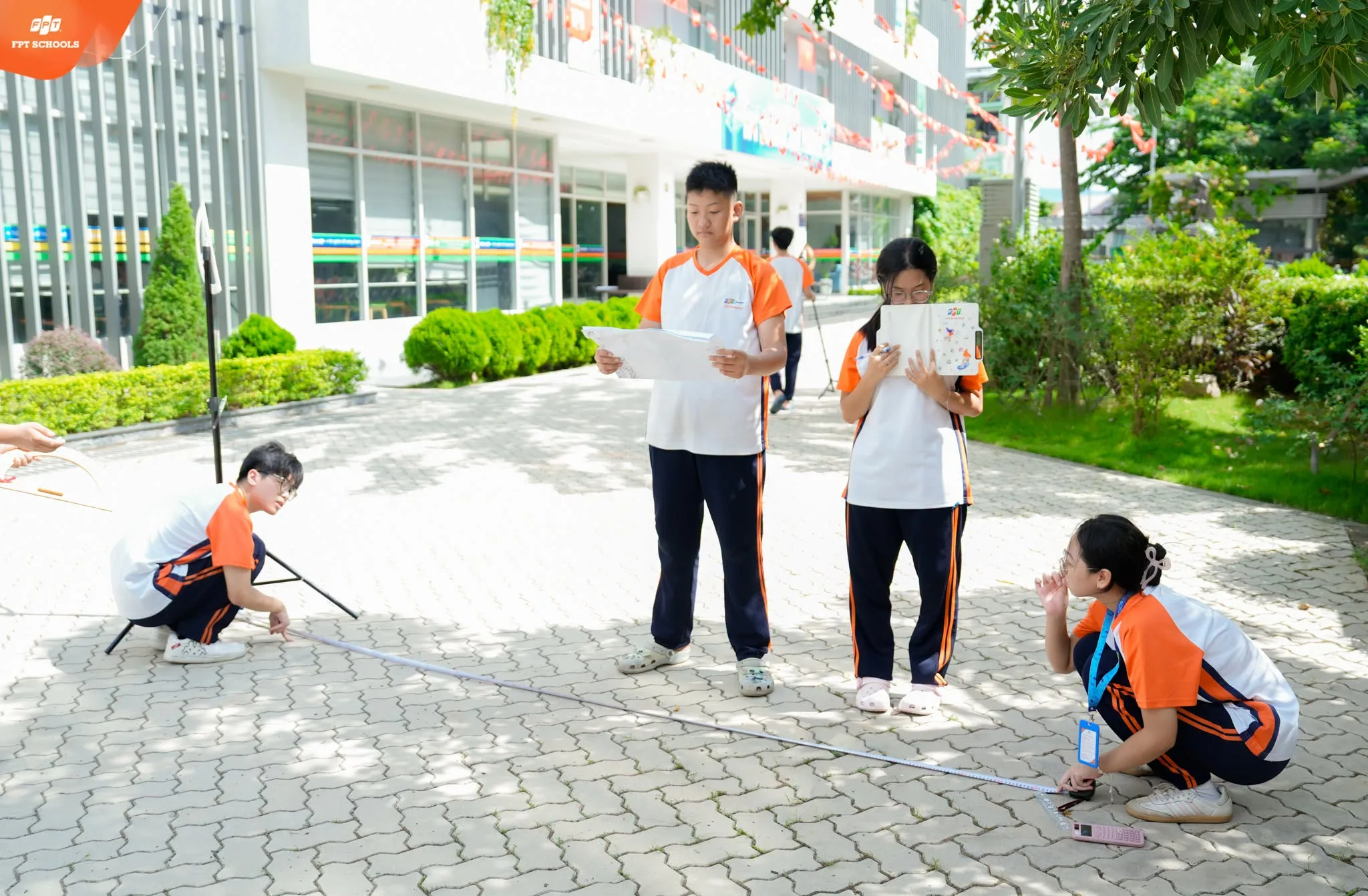 Học sinh FPT School Hải Phòng dùng thước dây xác định khoảng cách