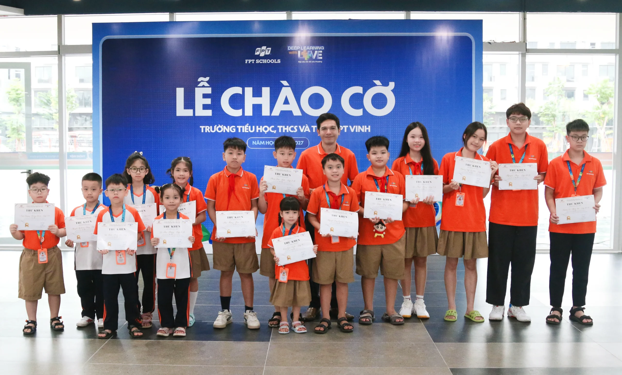 "Lộ diện" những ngôi sao bứt phá: Lớp học xuất sắc và các "Kiến Sáng" dẫn đầu thi đua Tháng 9 tại FPT School Vinh! | FPT Schools