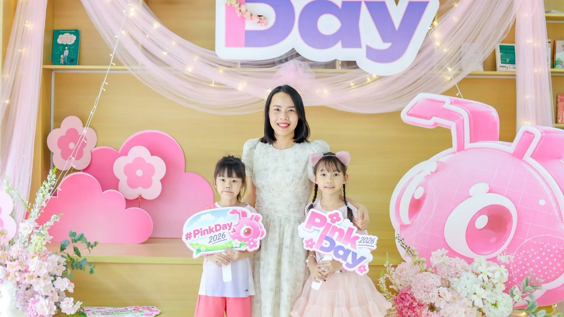 “Cơn bão” màu hường đổ bộ FPT School Cầu Giấy, tạo nên ngày 20/10 ngọt ngào | FPT Schools