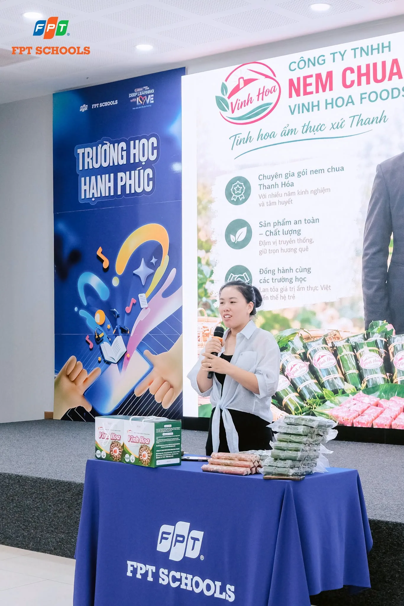 bà Nguyễn Phương Hoa – Giám đốc Công ty TNHH Nem chua Vinh Hoa Foods – trực tiếp giới thiệu về nghề làm nem chua truyền thống.