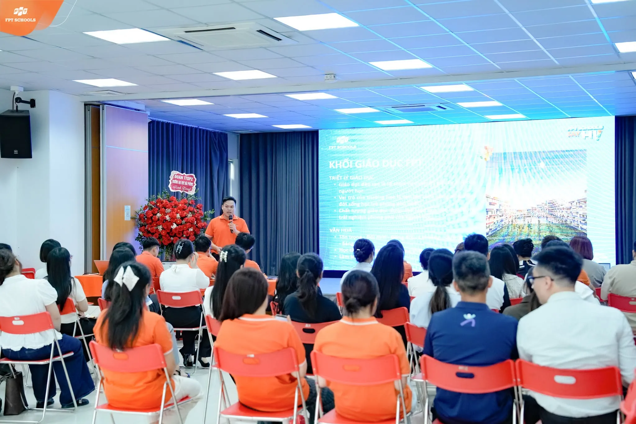 Giáo viên hướng dẫn đồng hành cùng sinh viên thực tập tại FPT School Hải Phòng