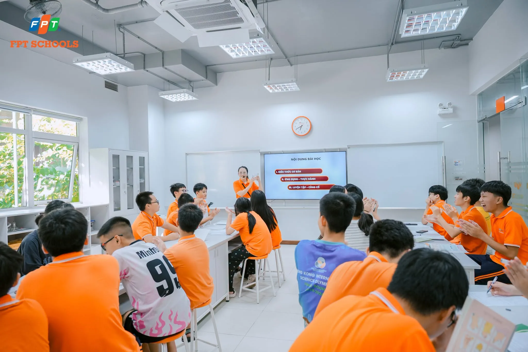 Học sinh FPT School Thanh Hóa tự tay khám phá khối lượng riêng