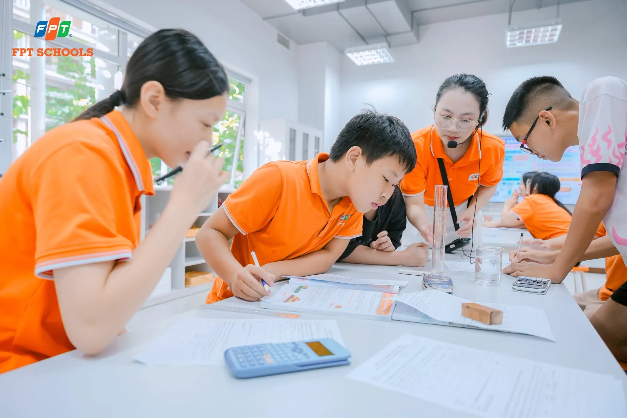 Học sinh tự tay cân, đo và tính khối lượng riêng